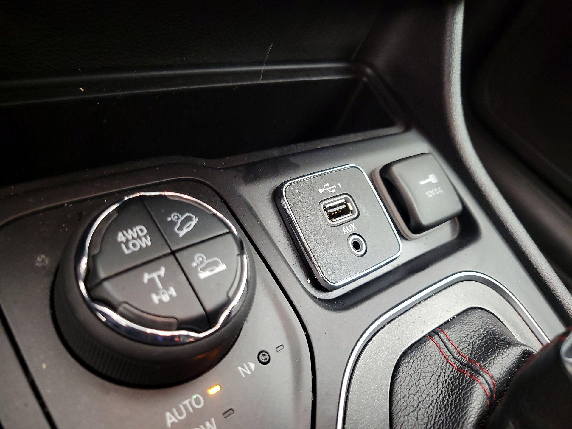 Thumbnail: 2019 Jeep Cherokee - 18
