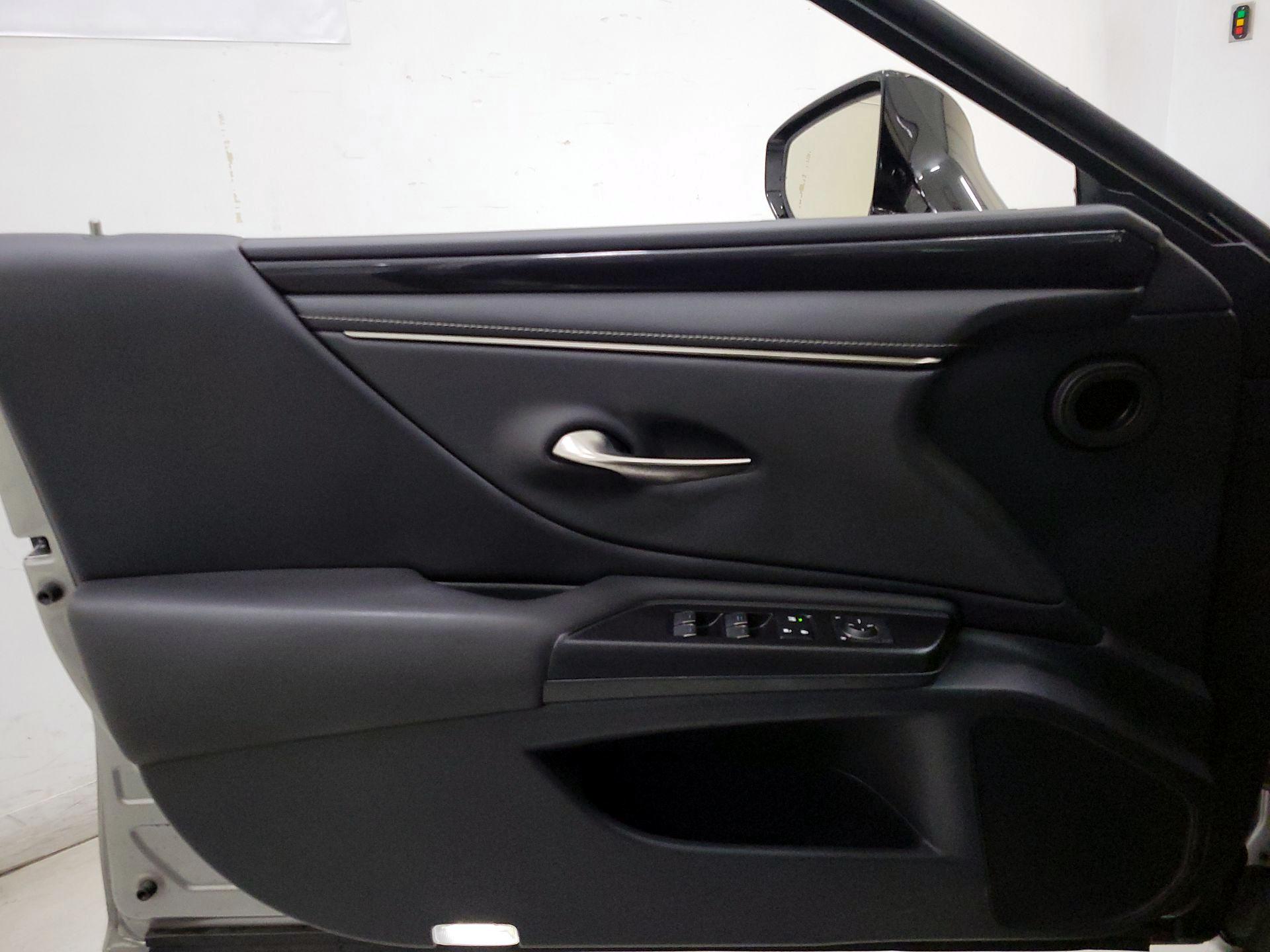 Thumbnail: 2021 Lexus ES - 10