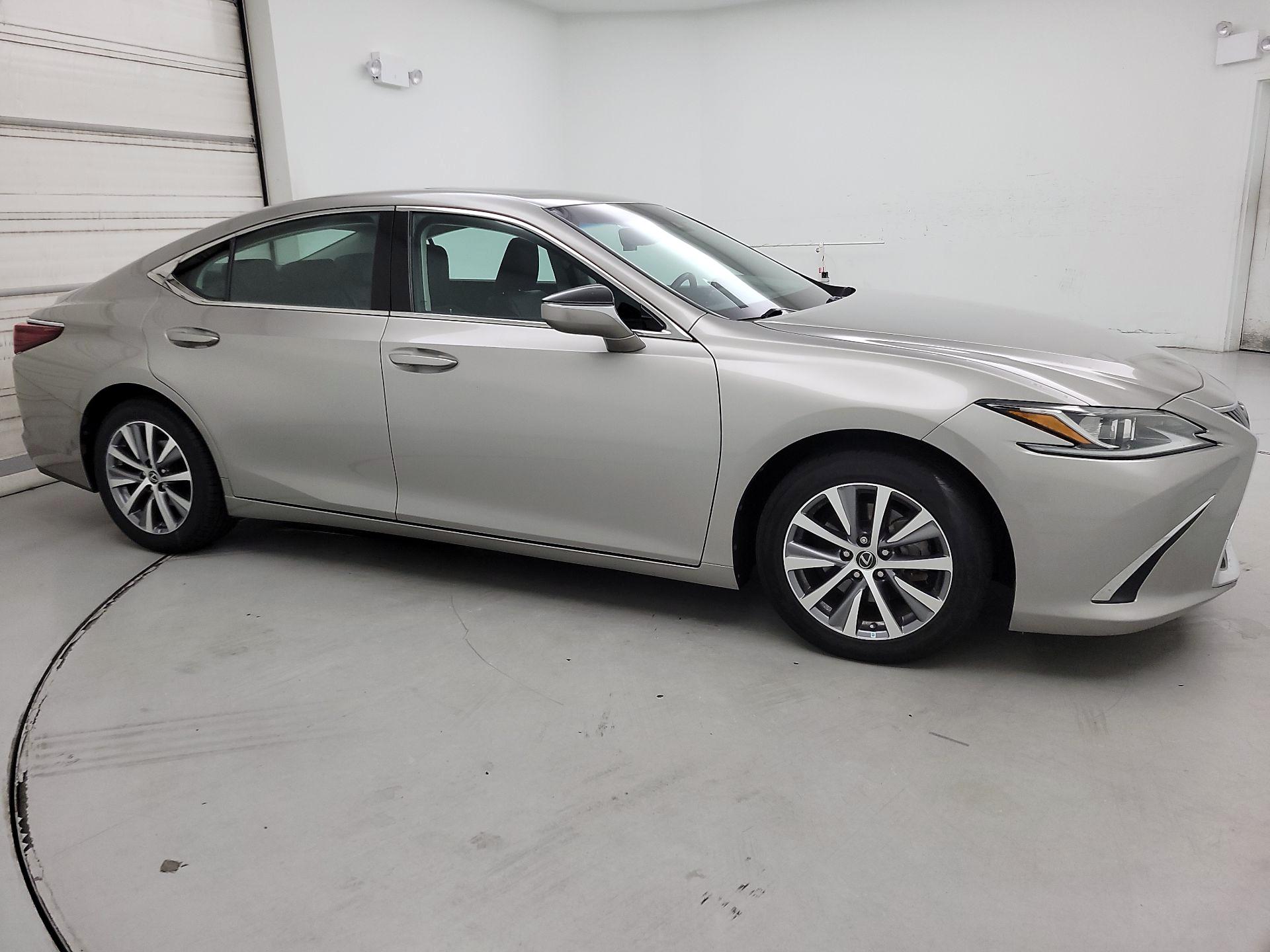 Thumbnail: 2021 Lexus ES - 4