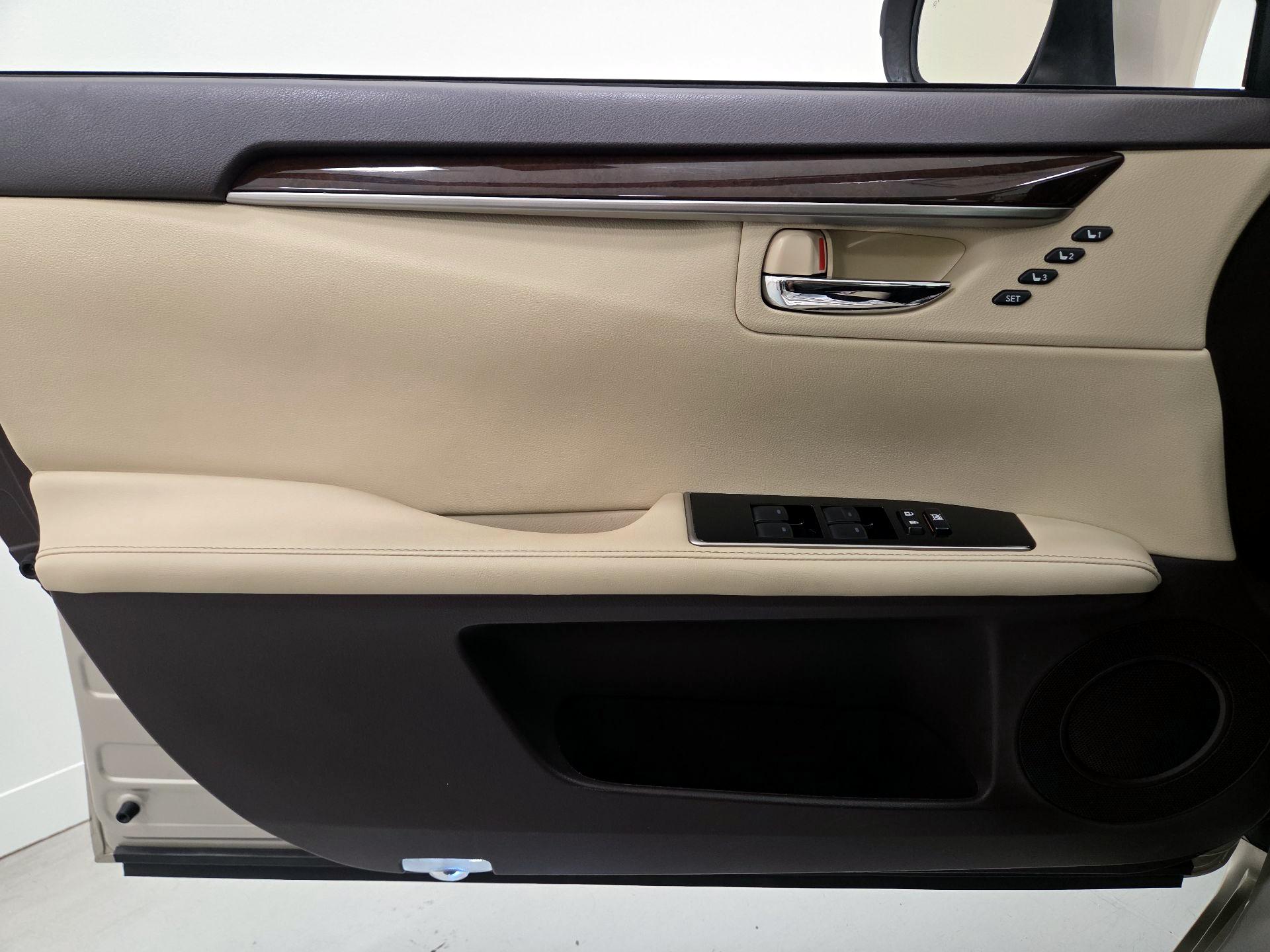 Thumbnail: 2018 Lexus ES - 12
