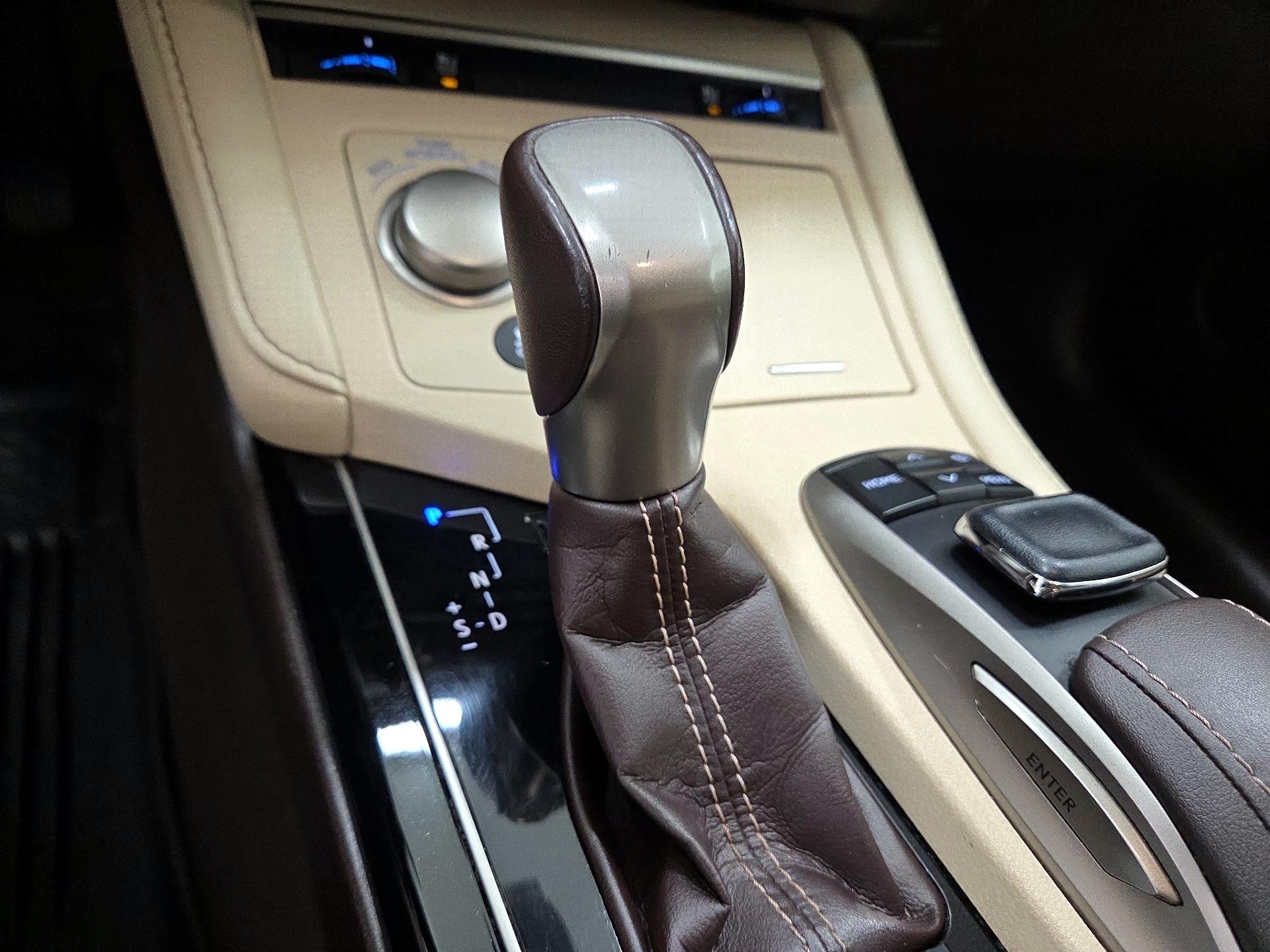 Thumbnail: 2018 Lexus ES - 17