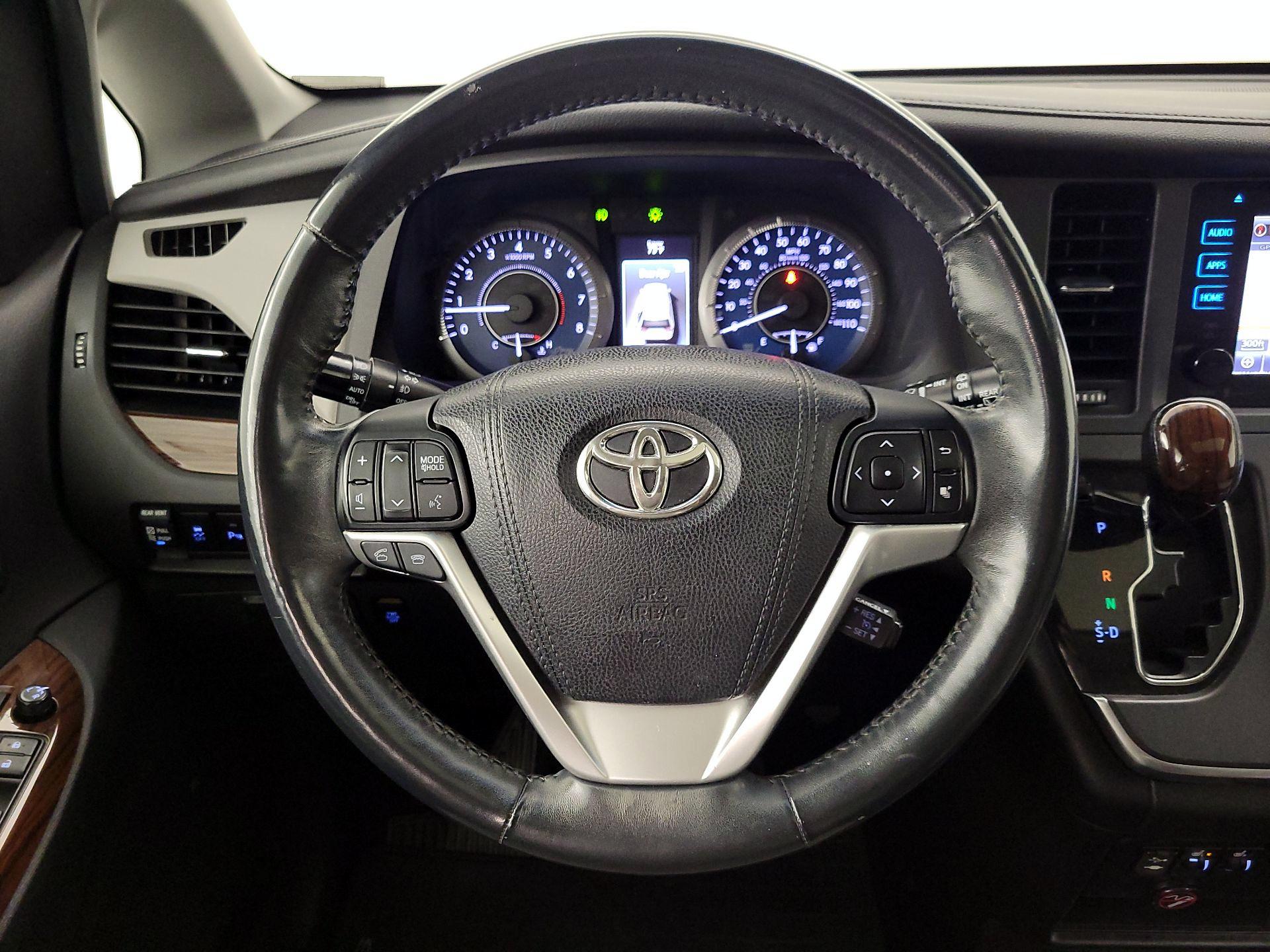 Thumbnail: 2015 Toyota Sienna - 10