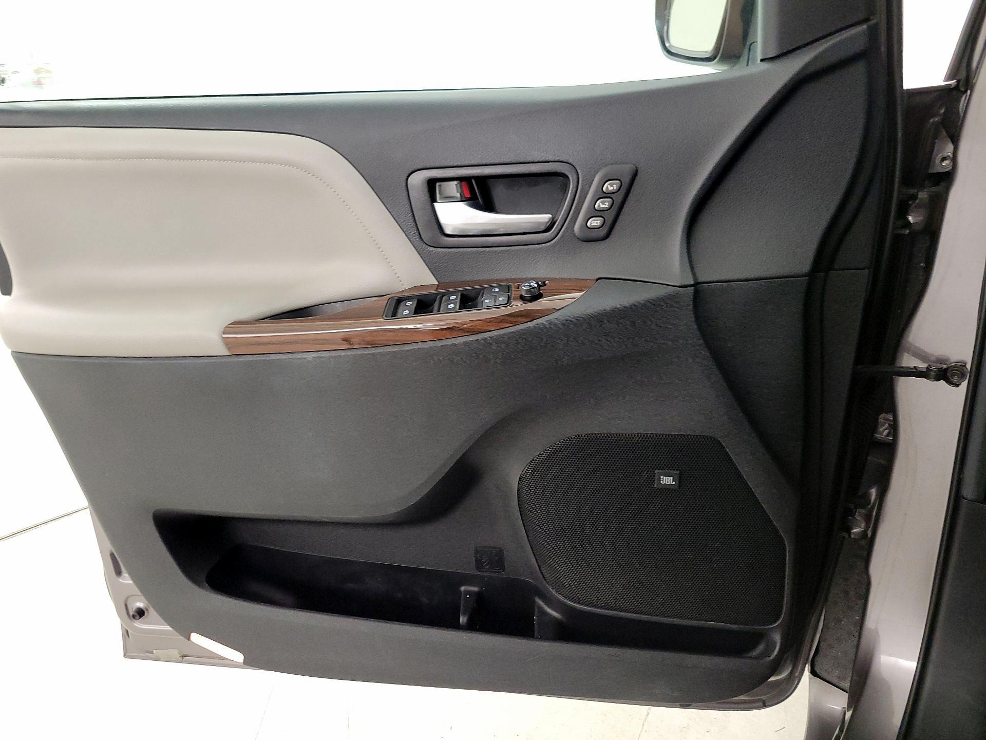 Thumbnail: 2015 Toyota Sienna - 12