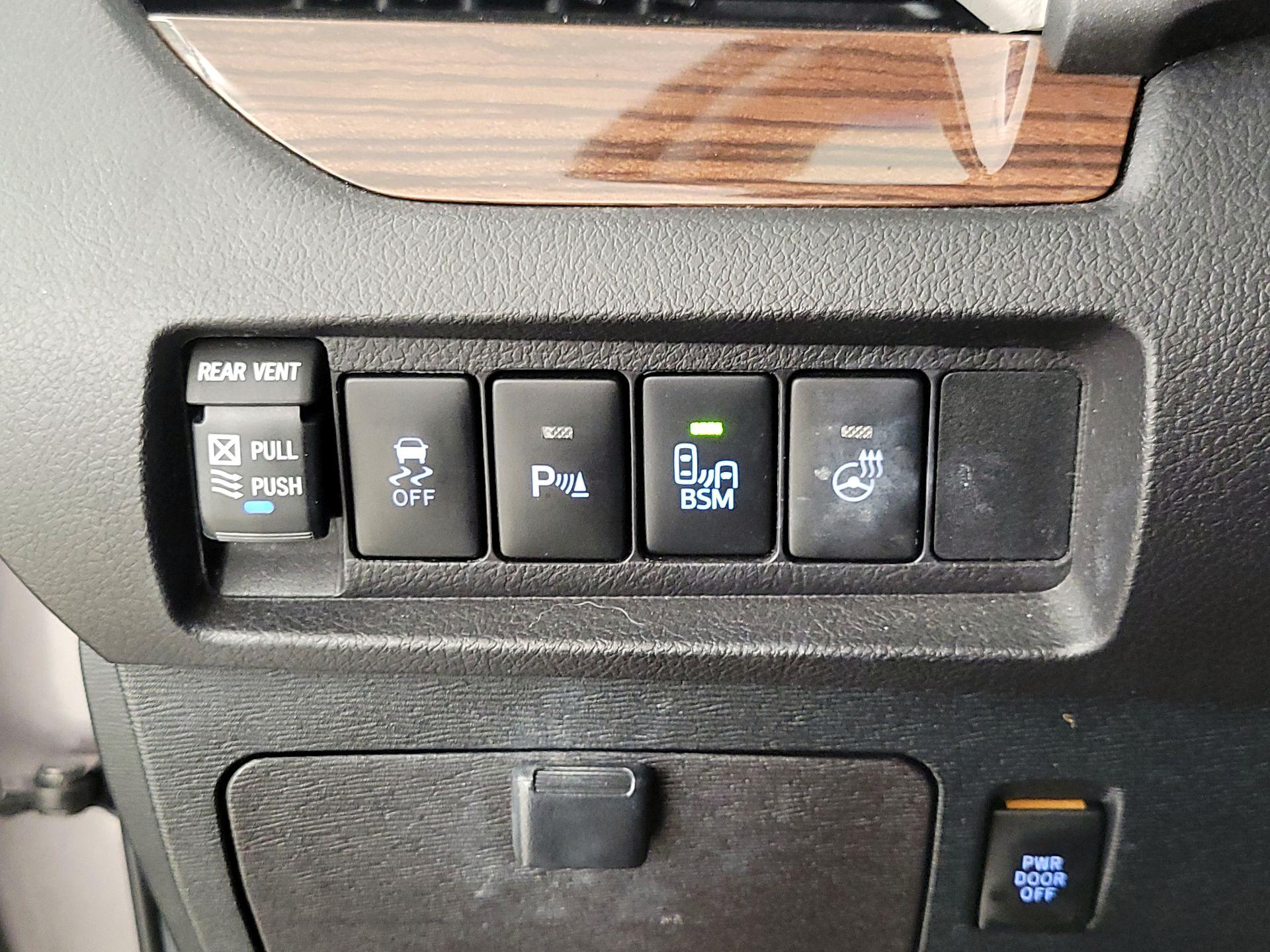 Thumbnail: 2015 Toyota Sienna - 13
