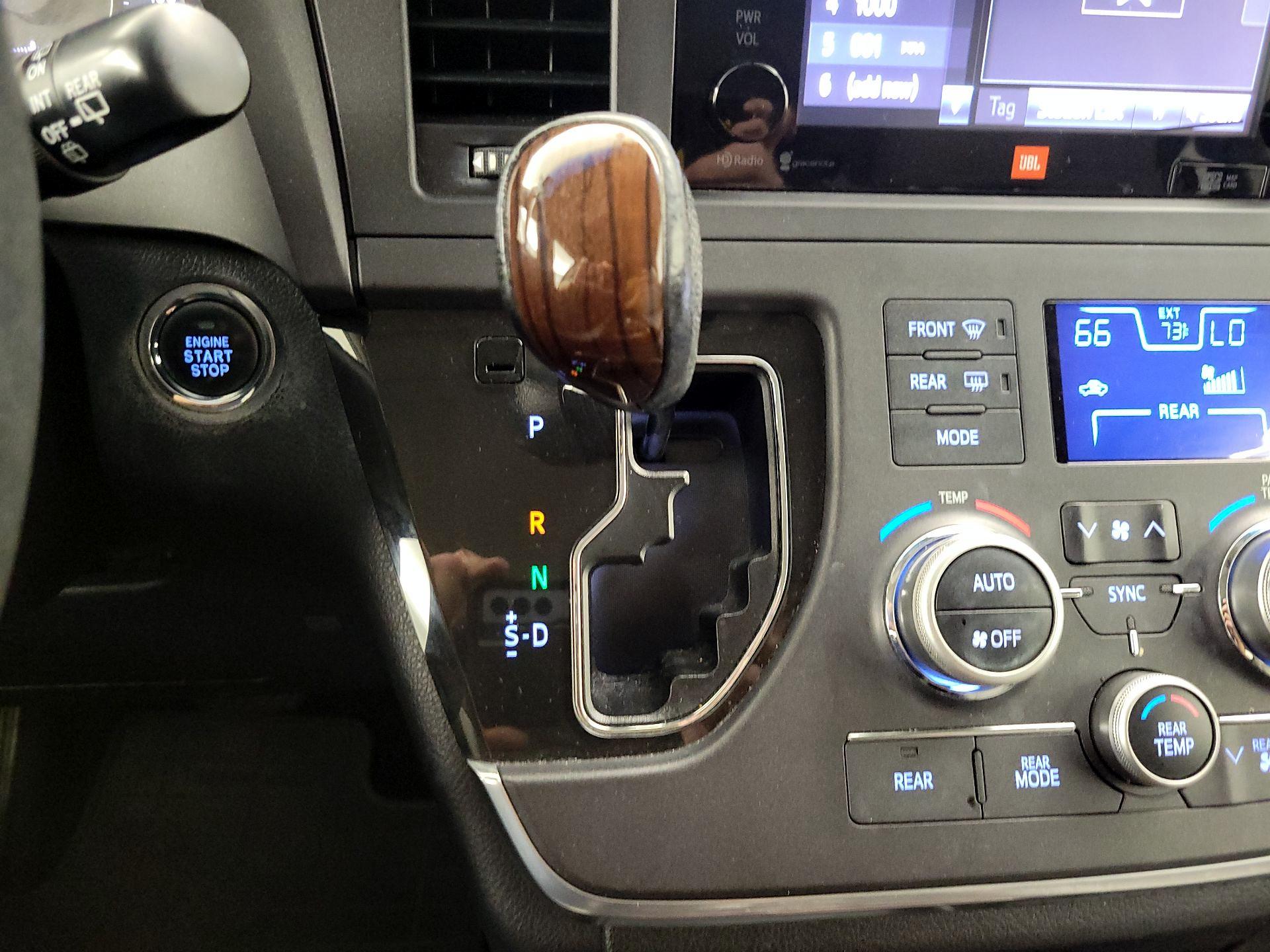 Thumbnail: 2015 Toyota Sienna - 18