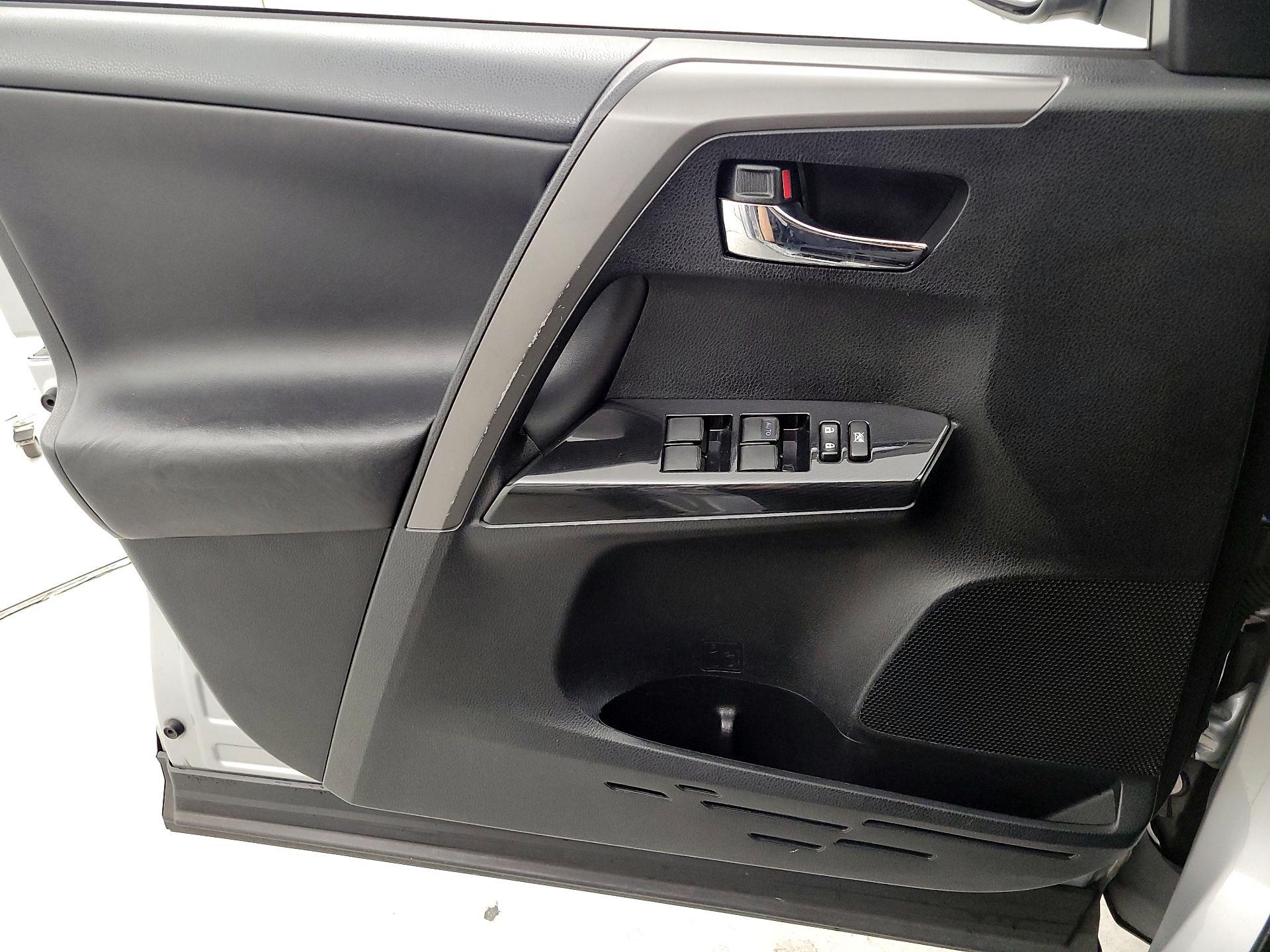 Thumbnail: 2016 Toyota RAV4 - 12