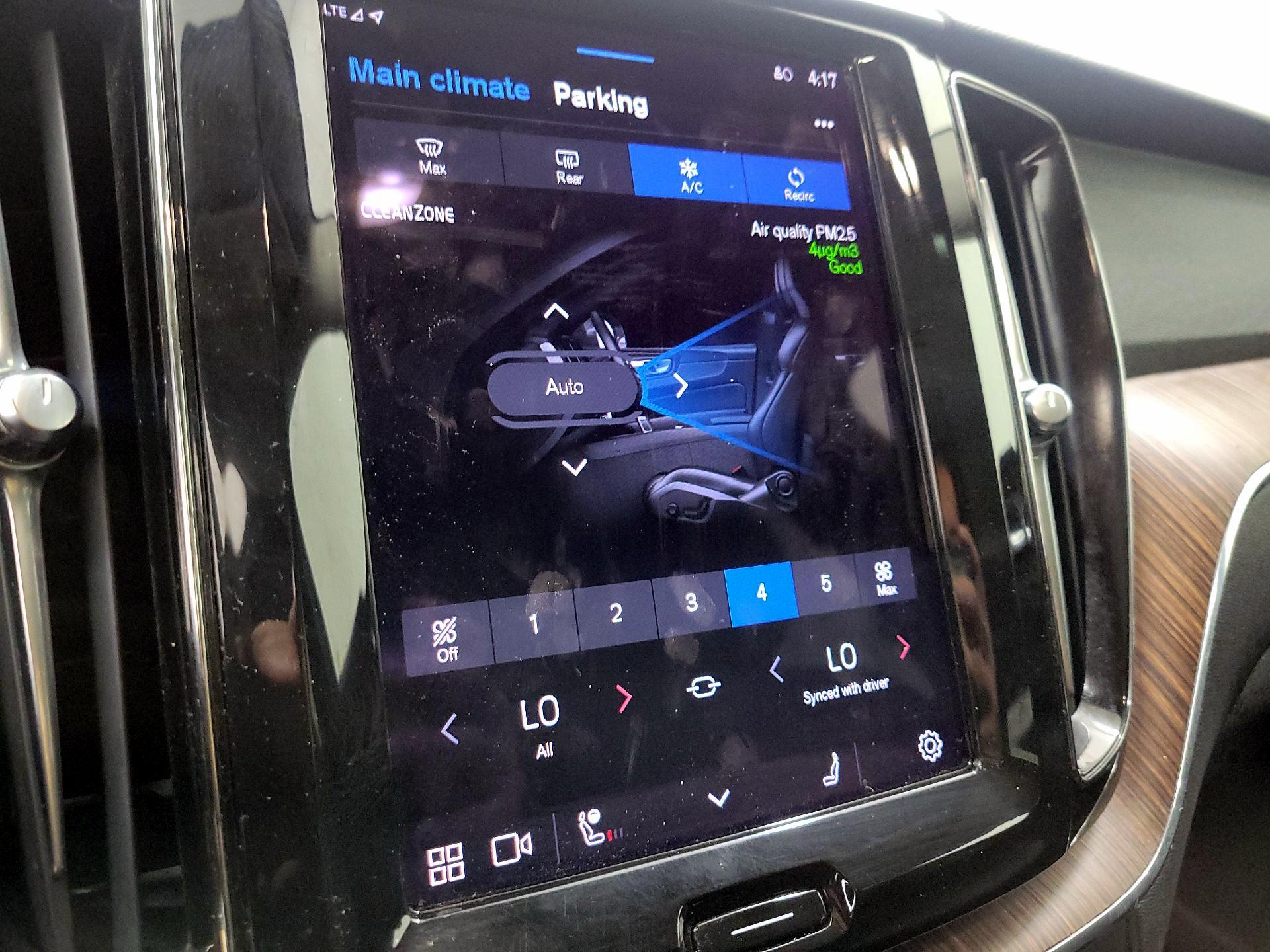Thumbnail: 2022 Volvo XC60 - 16