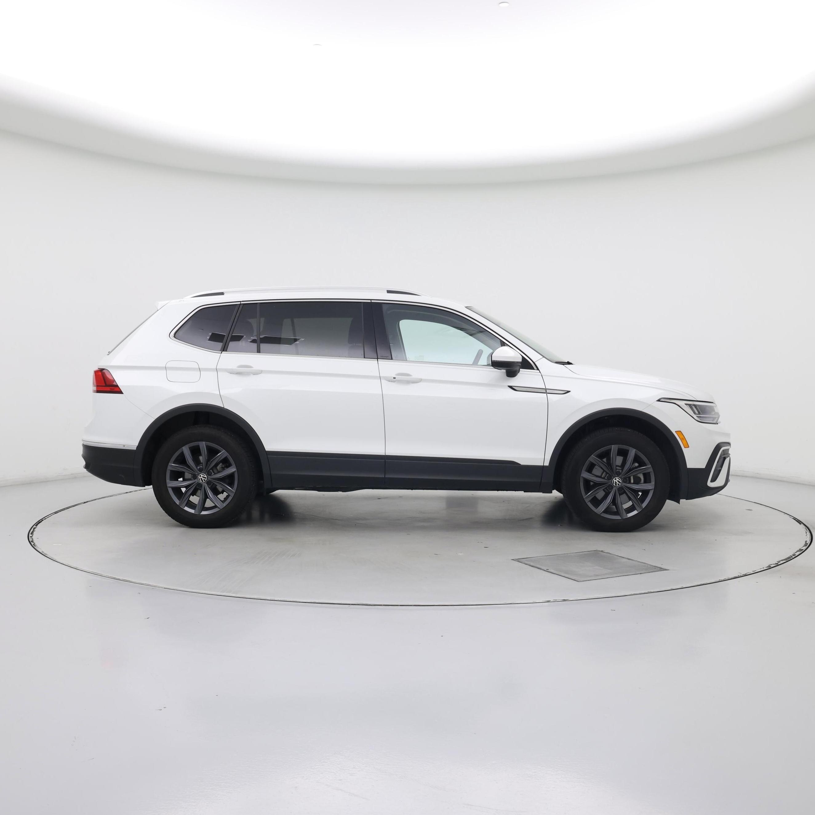 Thumbnail: 2023 Volkswagen Tiguan - 7