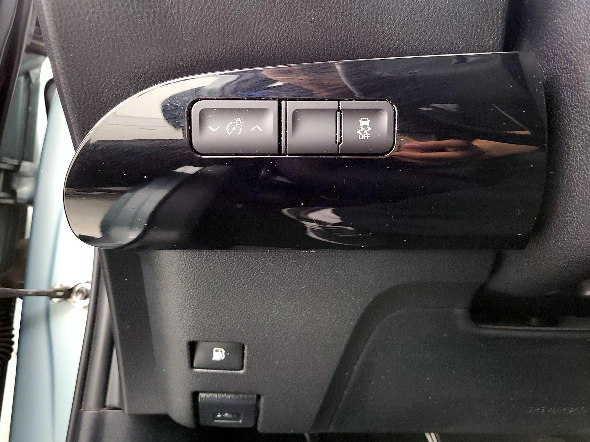 Thumbnail: 2016 Toyota Prius - 13