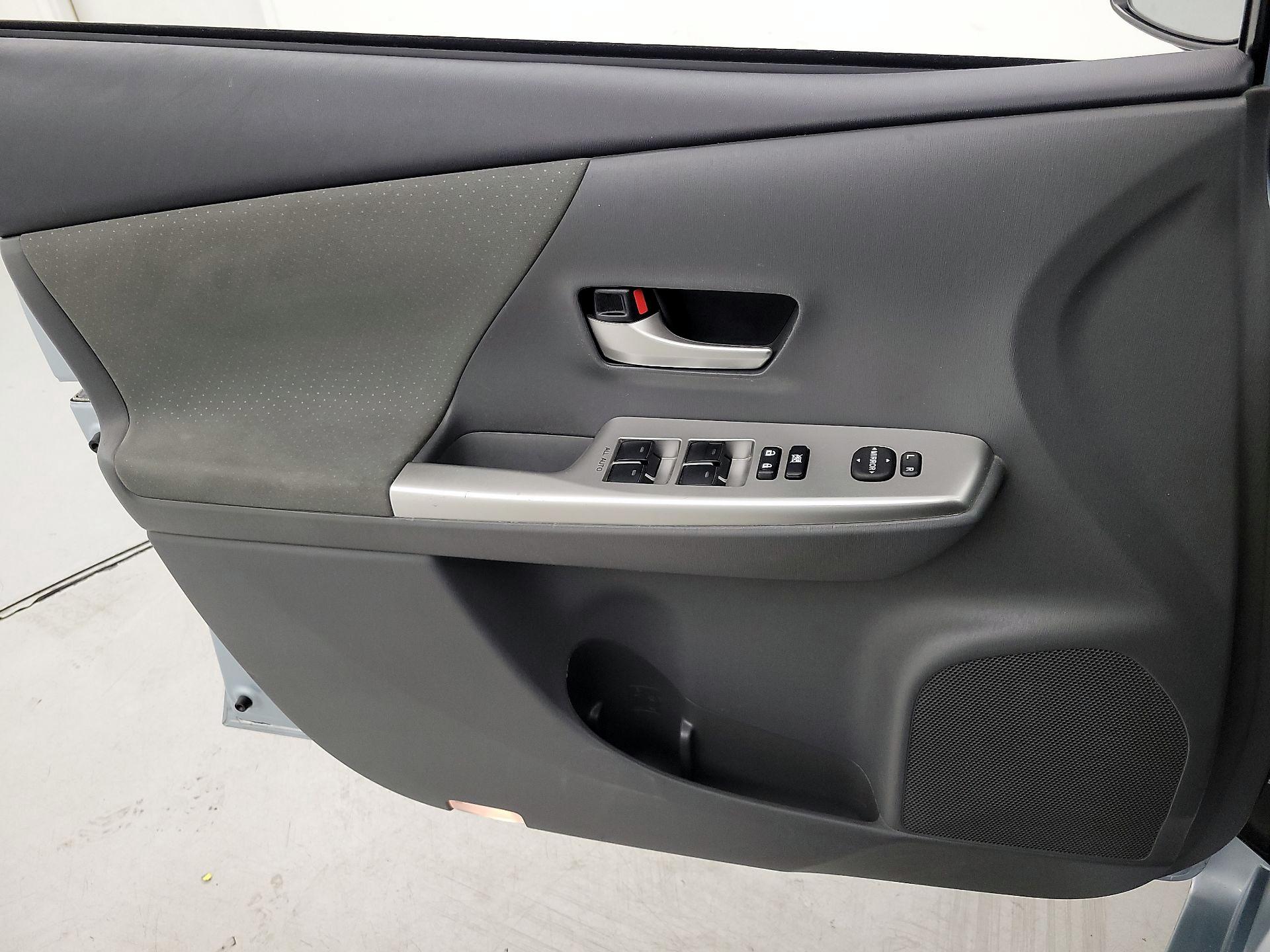 Thumbnail: 2014 Toyota Prius v - 12