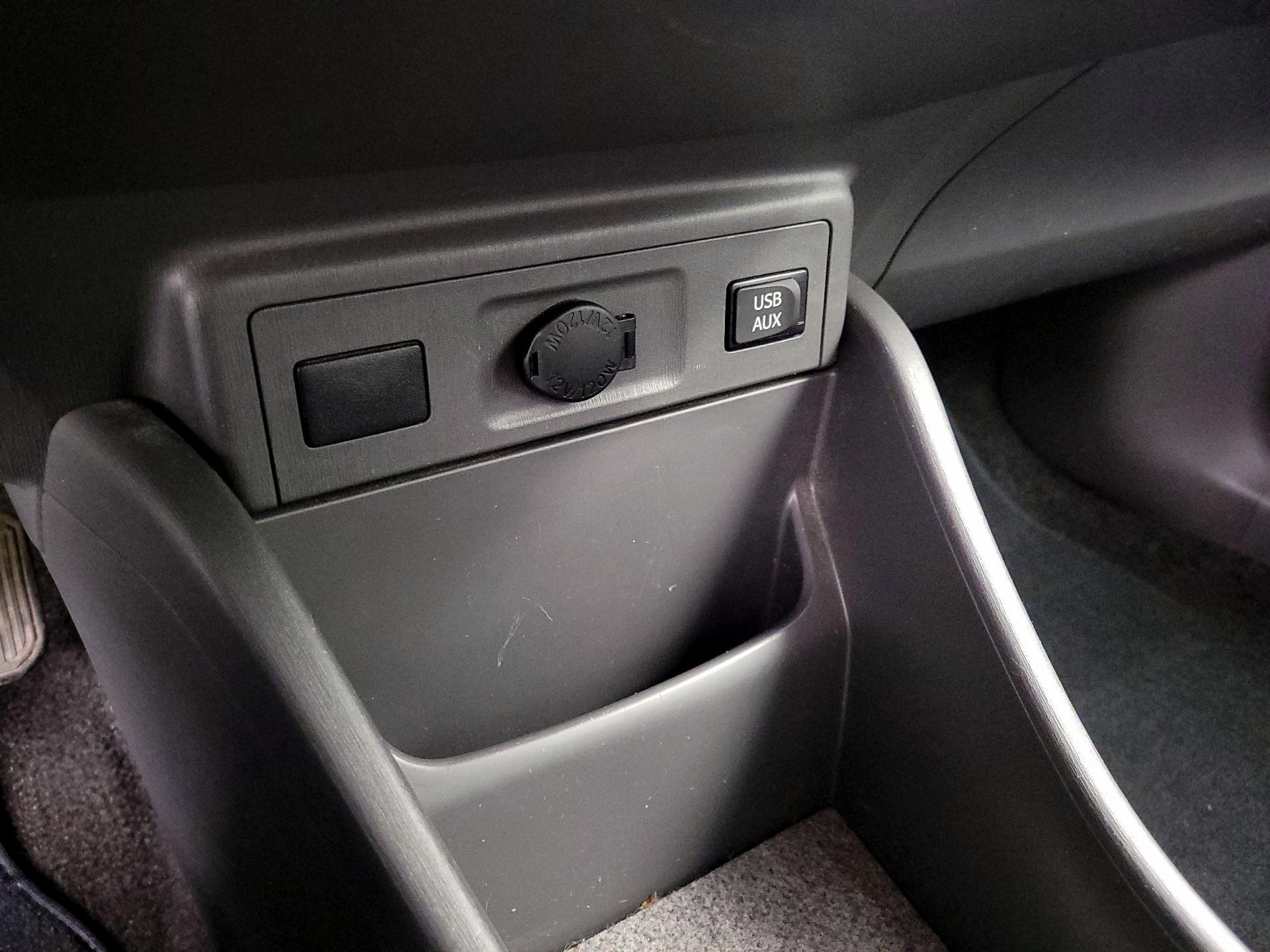 Thumbnail: 2014 Toyota Prius v - 18