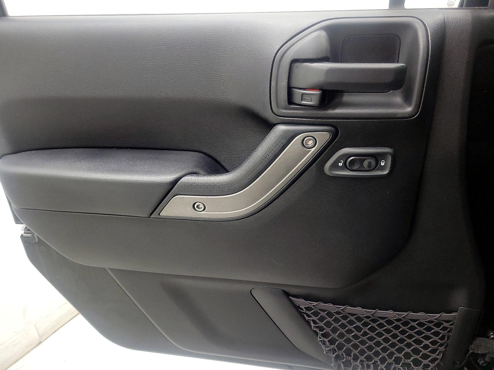 Thumbnail: 2015 Jeep Wrangler - 12