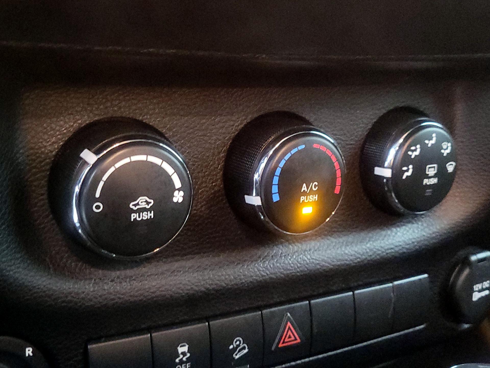 Thumbnail: 2015 Jeep Wrangler - 14