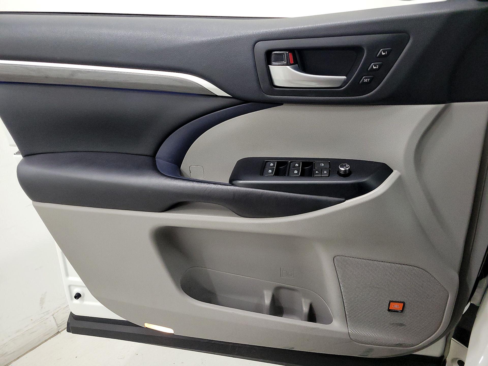 Thumbnail: 2019 Toyota Highlander - 12