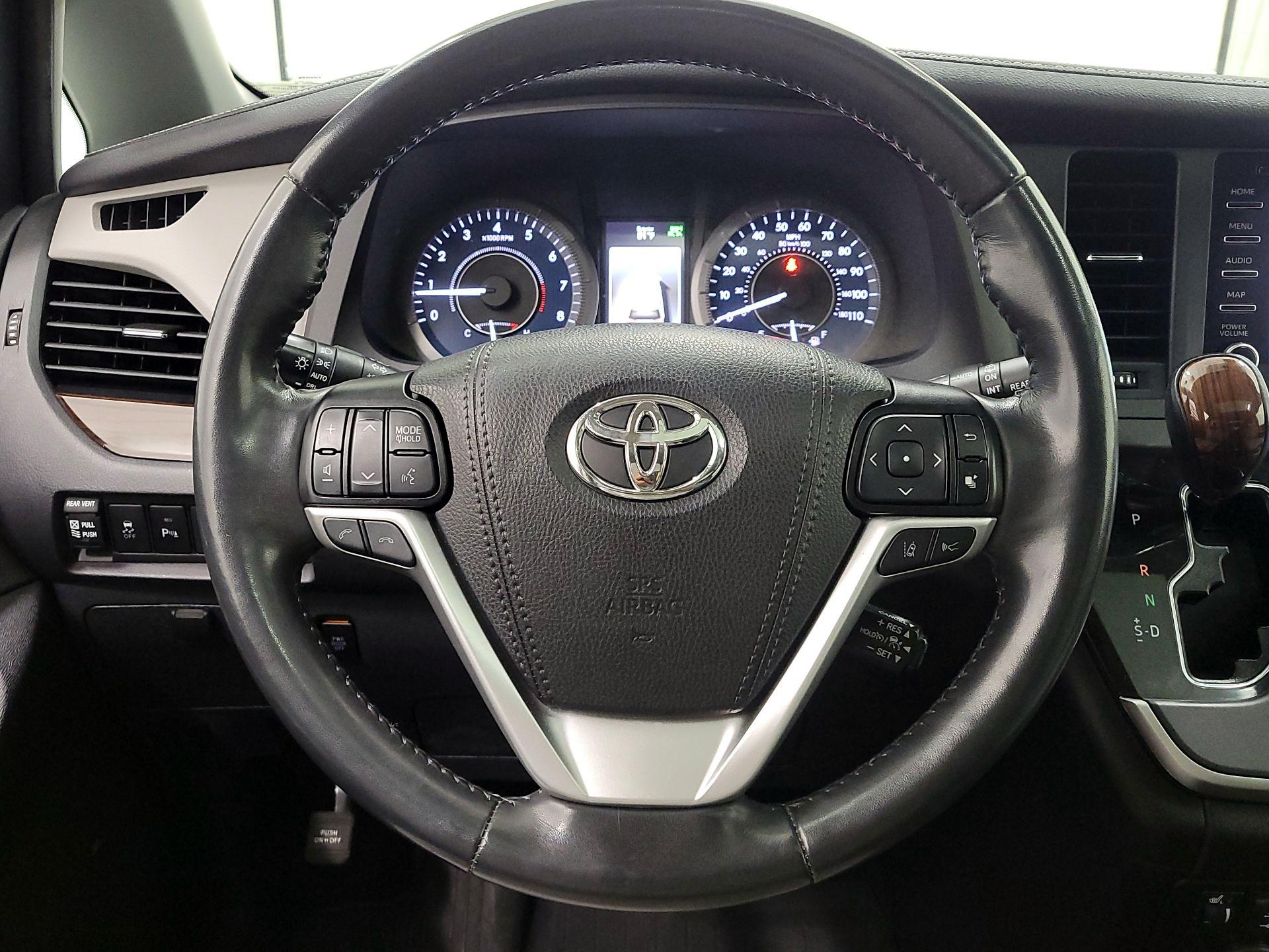 Thumbnail: 2020 Toyota Sienna - 10
