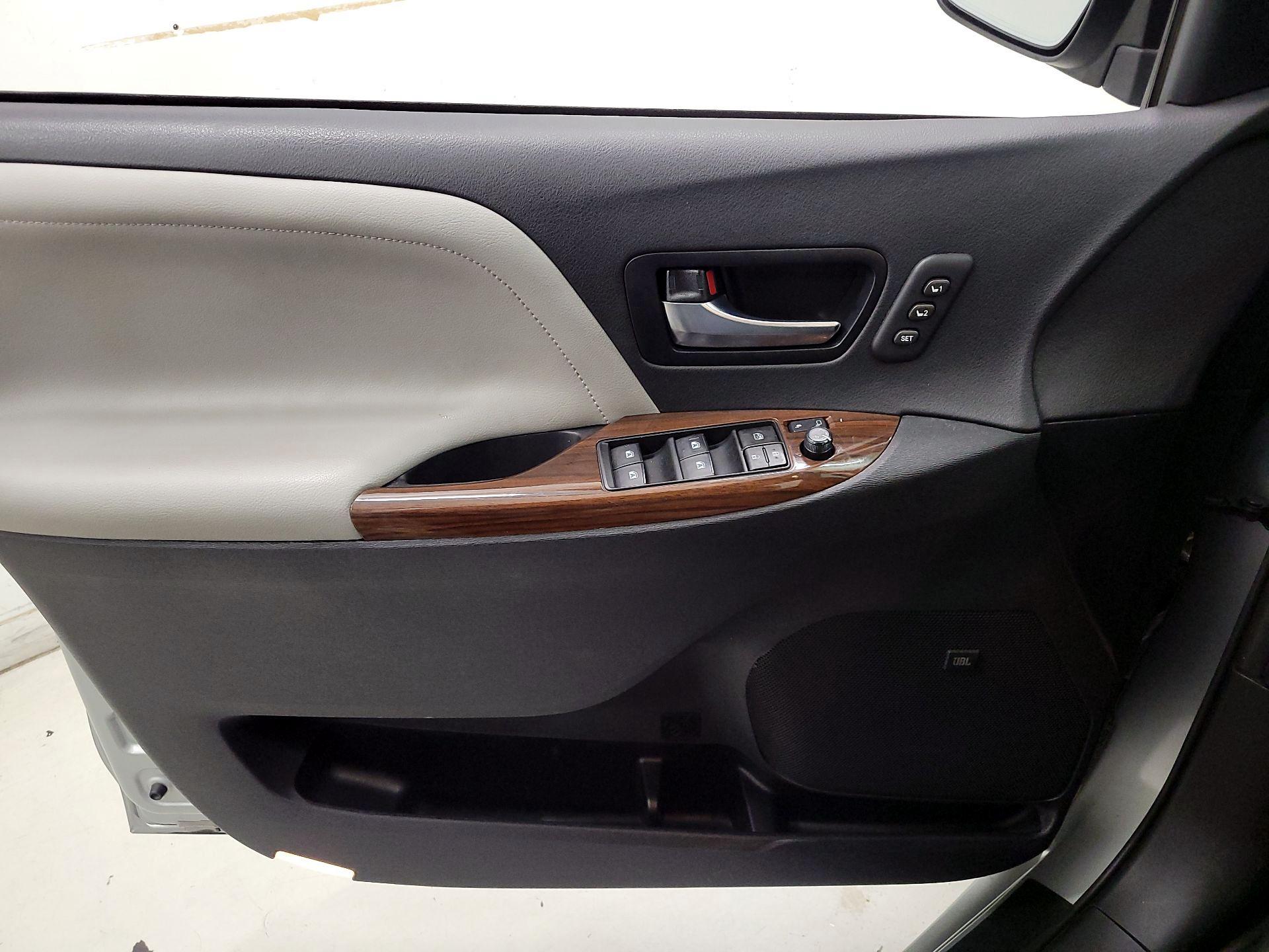 Thumbnail: 2020 Toyota Sienna - 12
