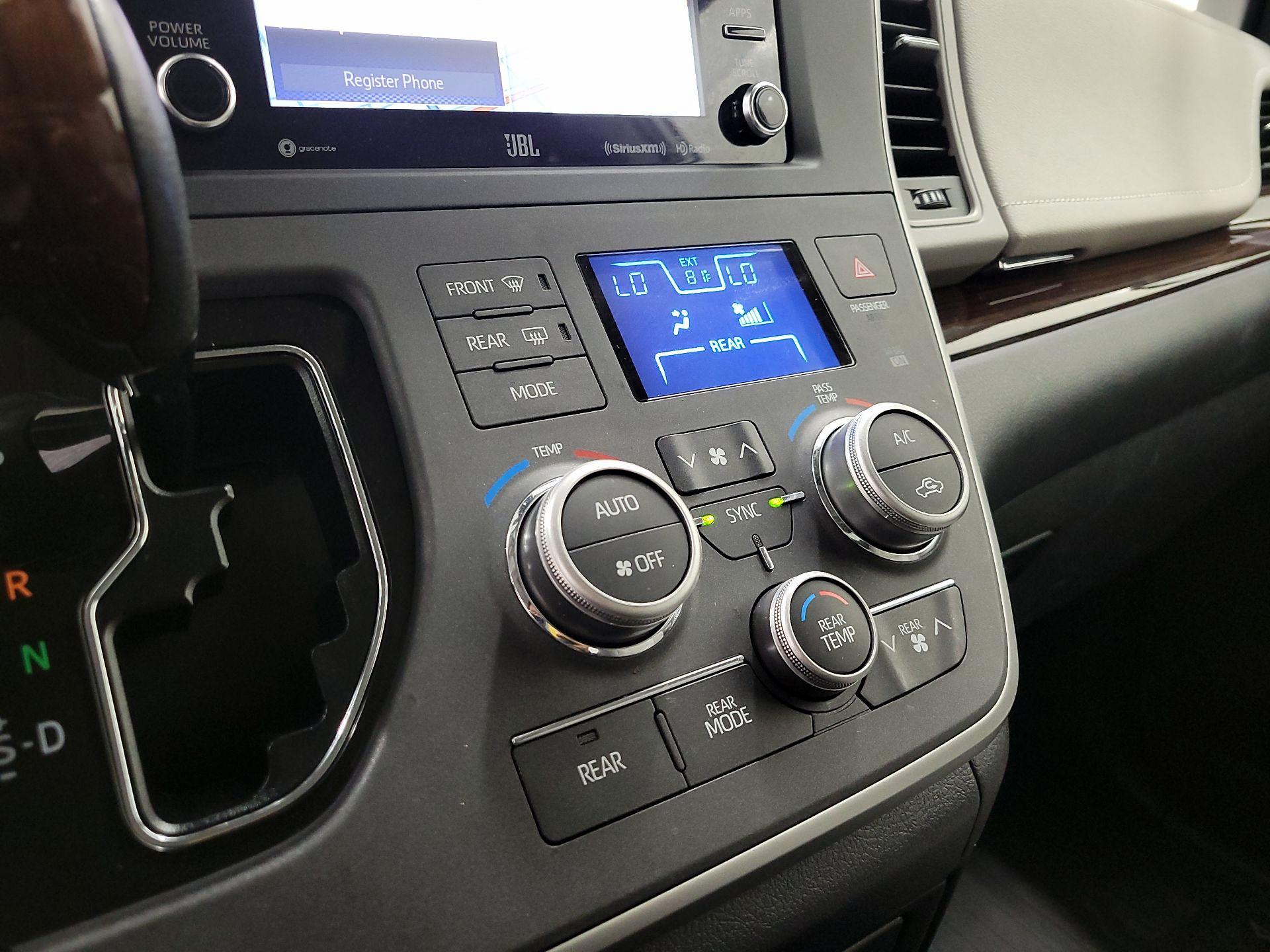 Thumbnail: 2020 Toyota Sienna - 17