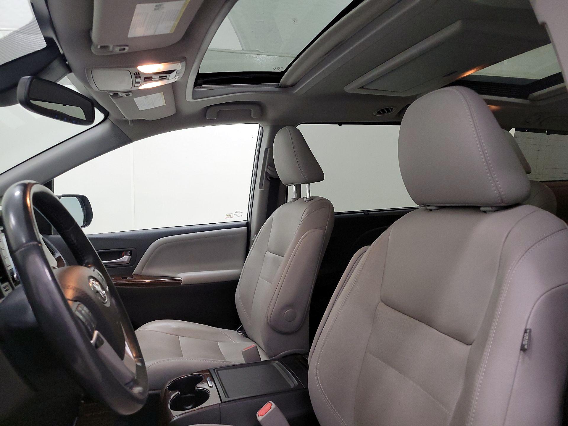 Thumbnail: 2020 Toyota Sienna - 20