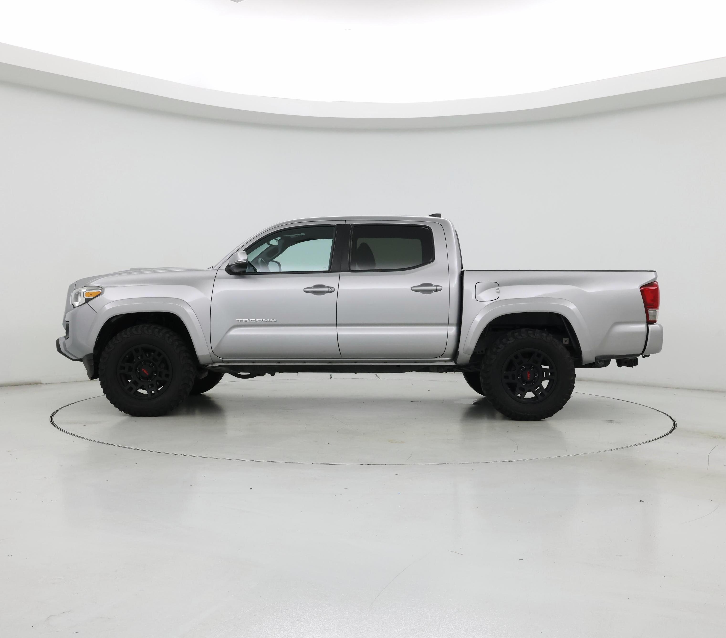 Thumbnail: 2016 Toyota Tacoma - 3