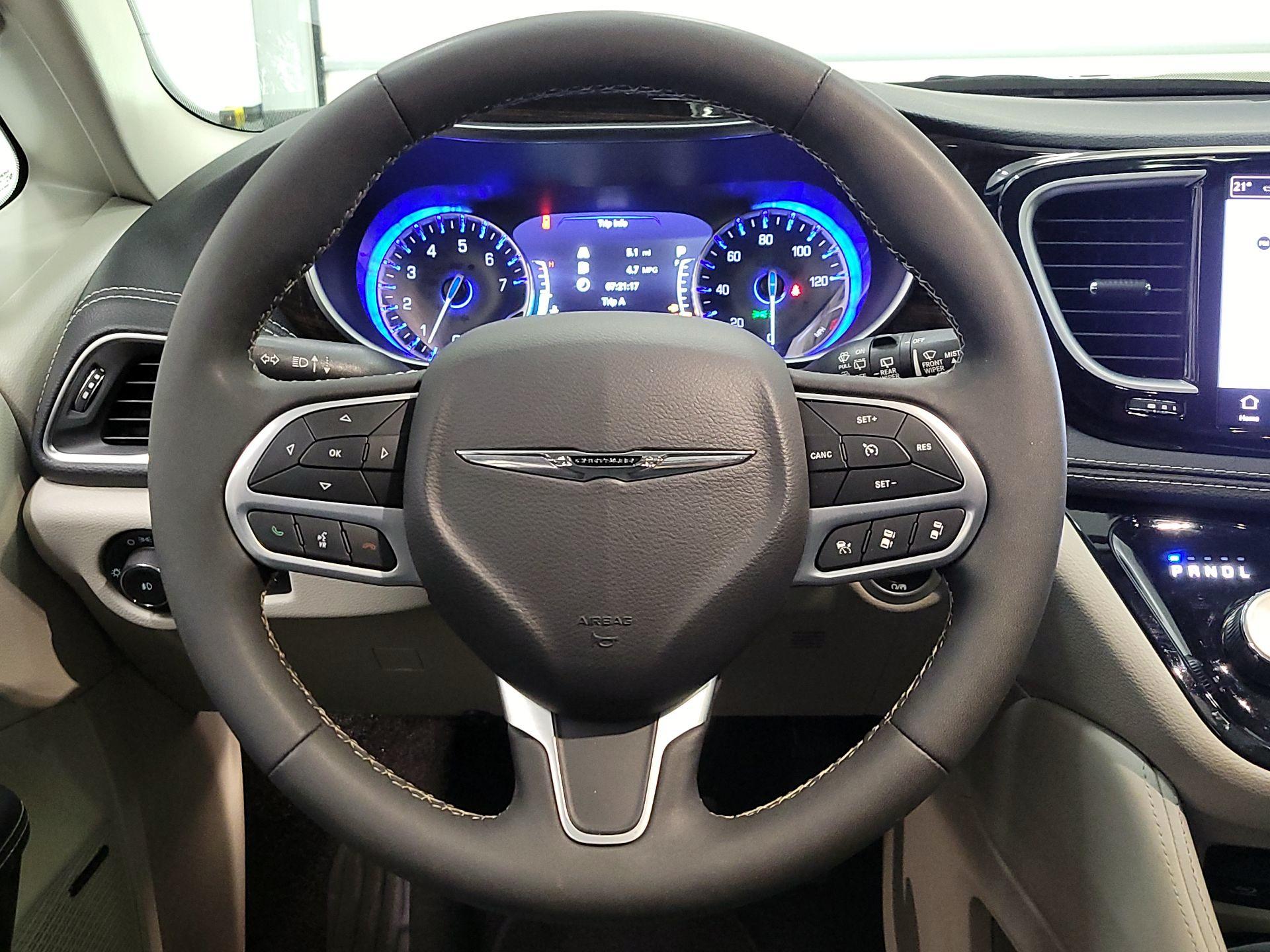 Thumbnail: 2023 Chrysler Pacifica - 10