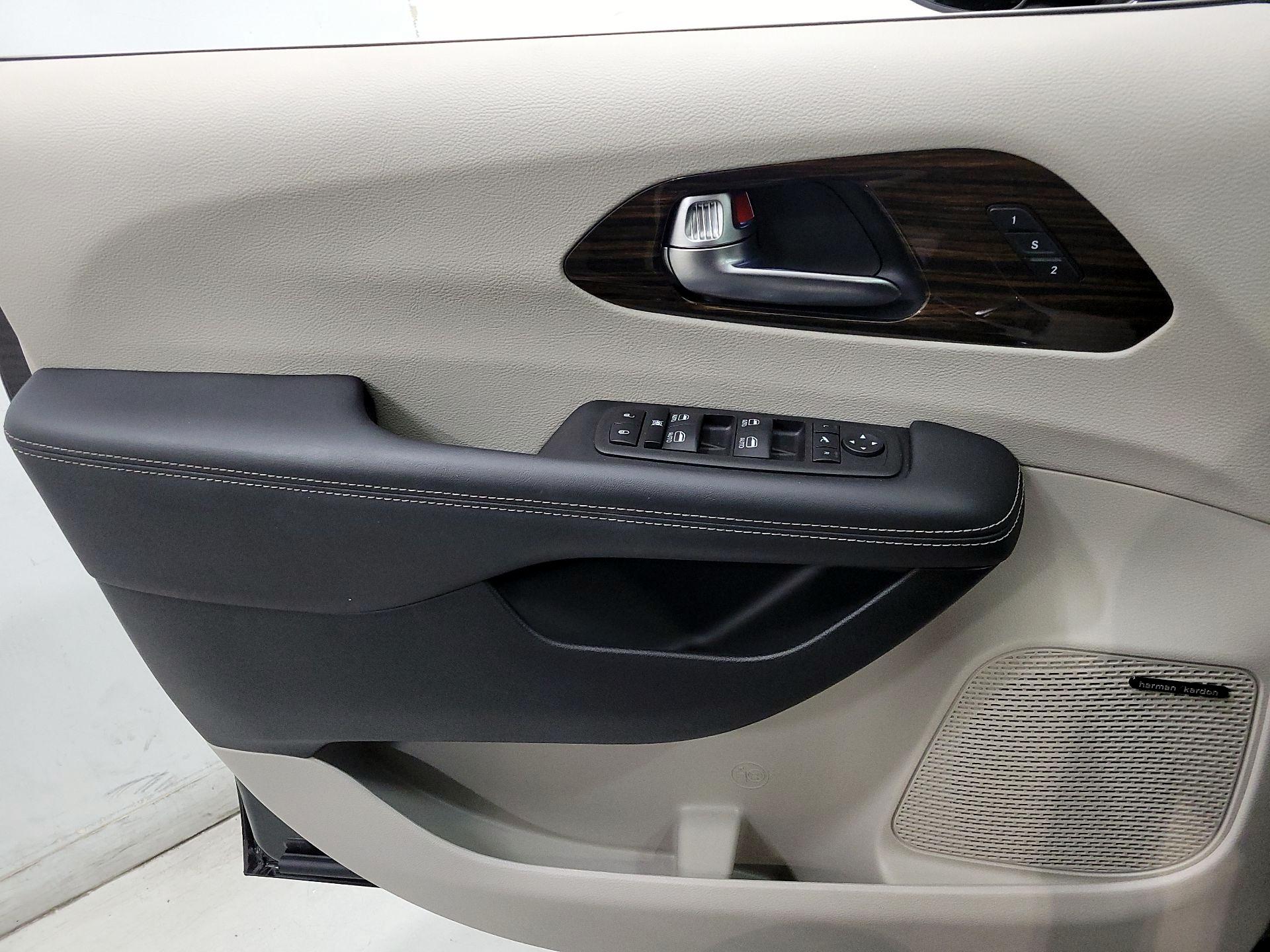 Thumbnail: 2023 Chrysler Pacifica - 12