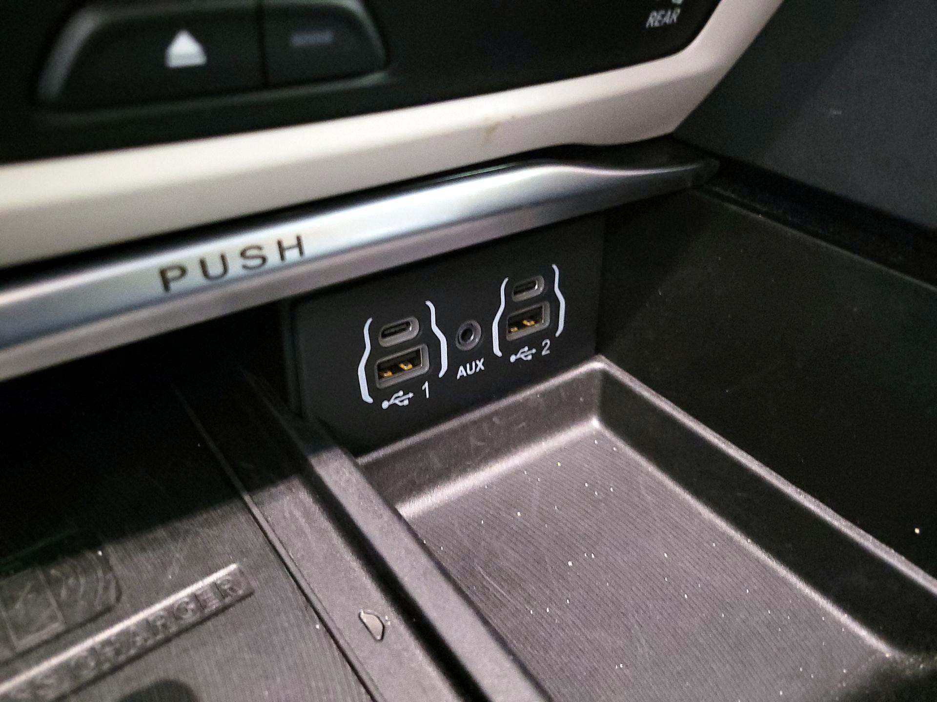 Thumbnail: 2023 Chrysler Pacifica - 18