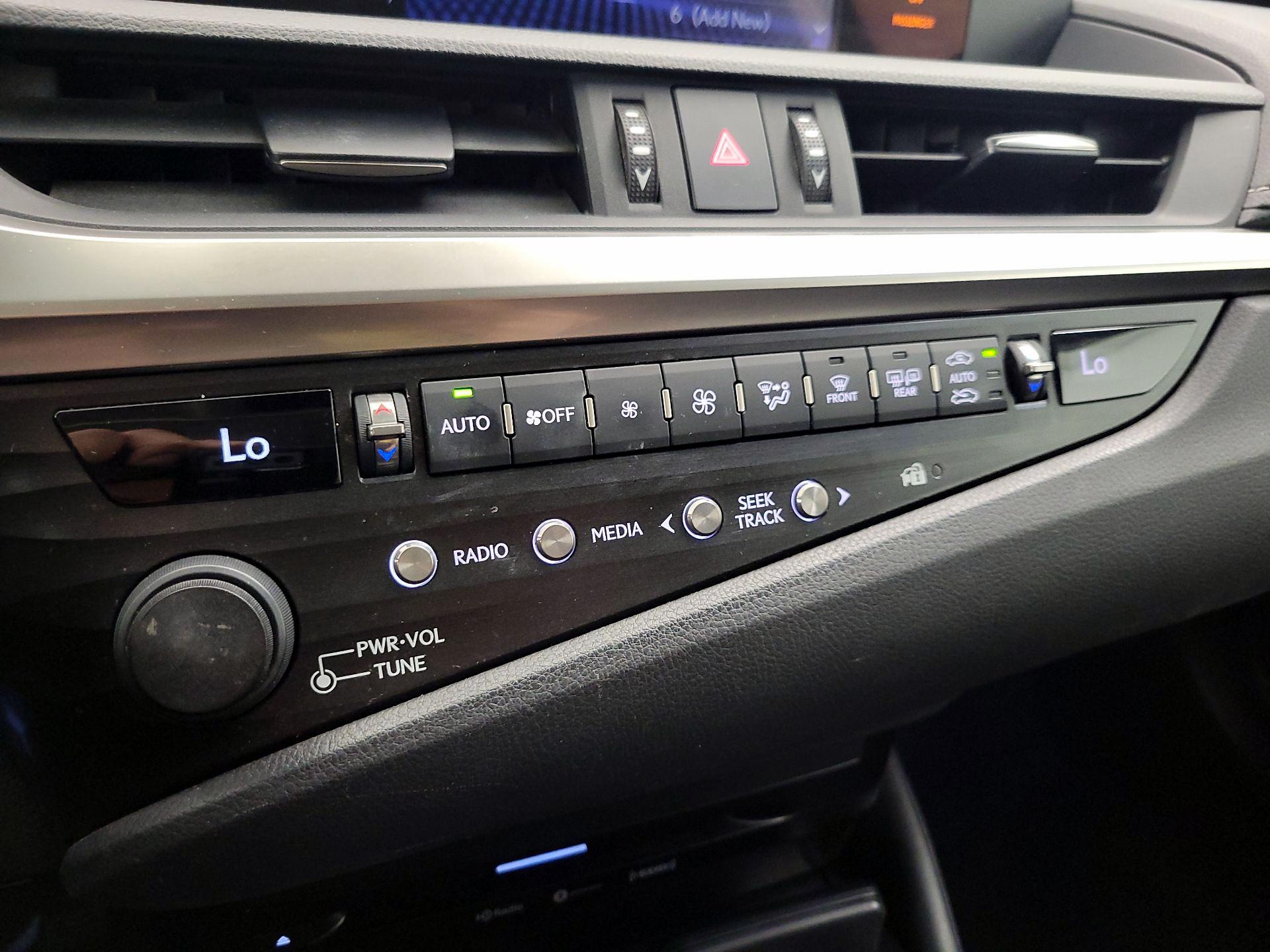 Thumbnail: 2019 Lexus ES - 16