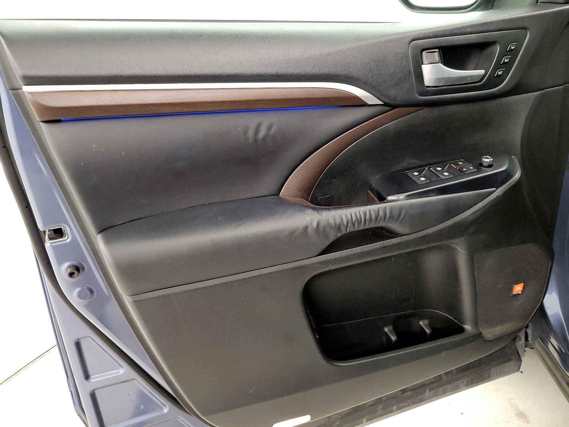 Thumbnail: 2016 Toyota Highlander - 12