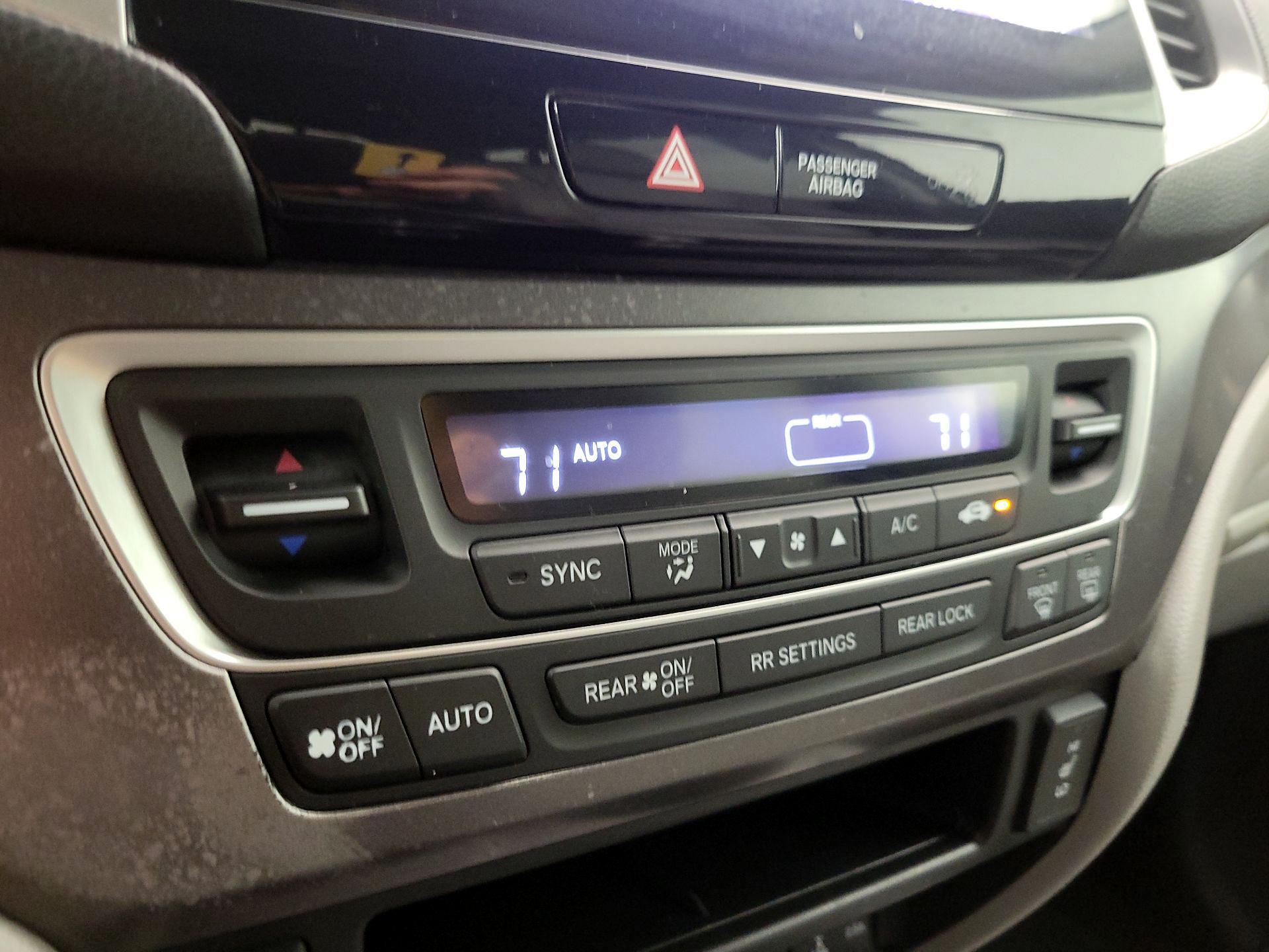 Thumbnail: 2017 Honda Pilot - 16