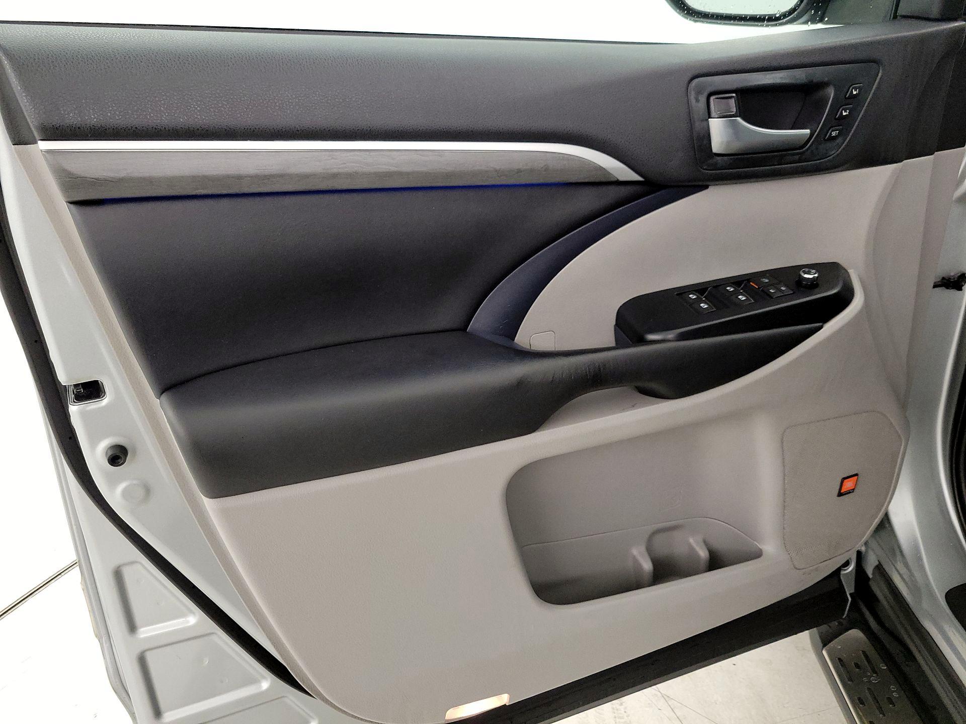 Thumbnail: 2019 Toyota Highlander - 12