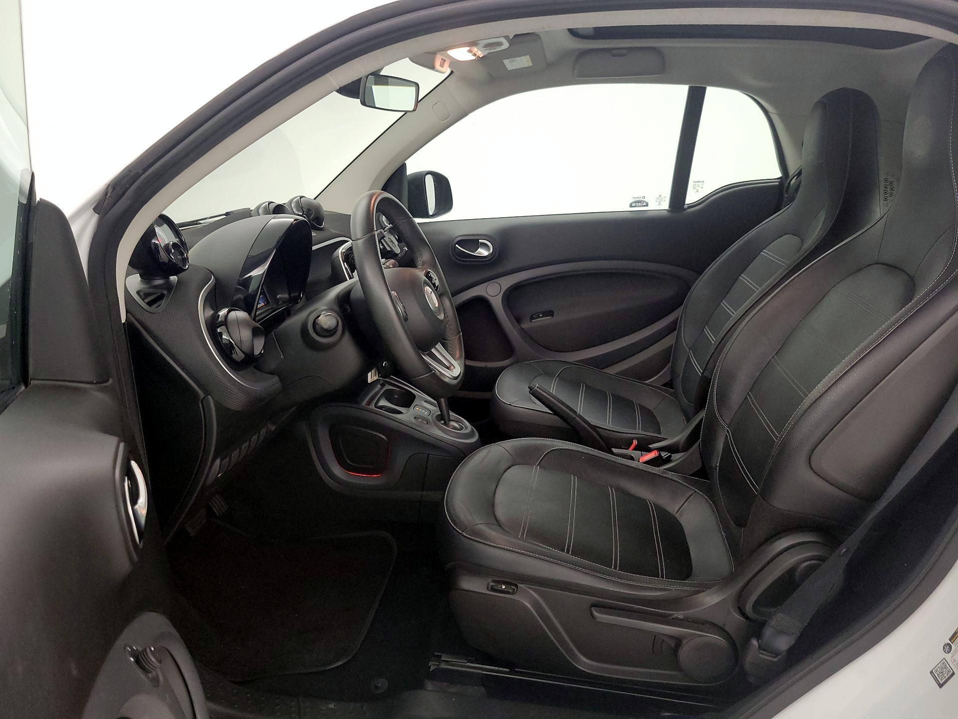 Thumbnail: 2016 smart fortwo - 11