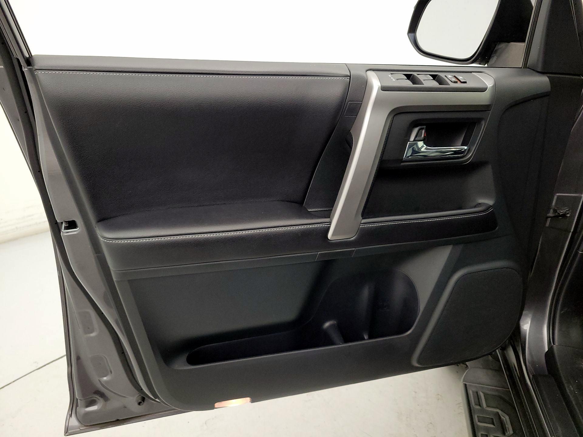 Thumbnail: 2016 Toyota 4Runner - 12
