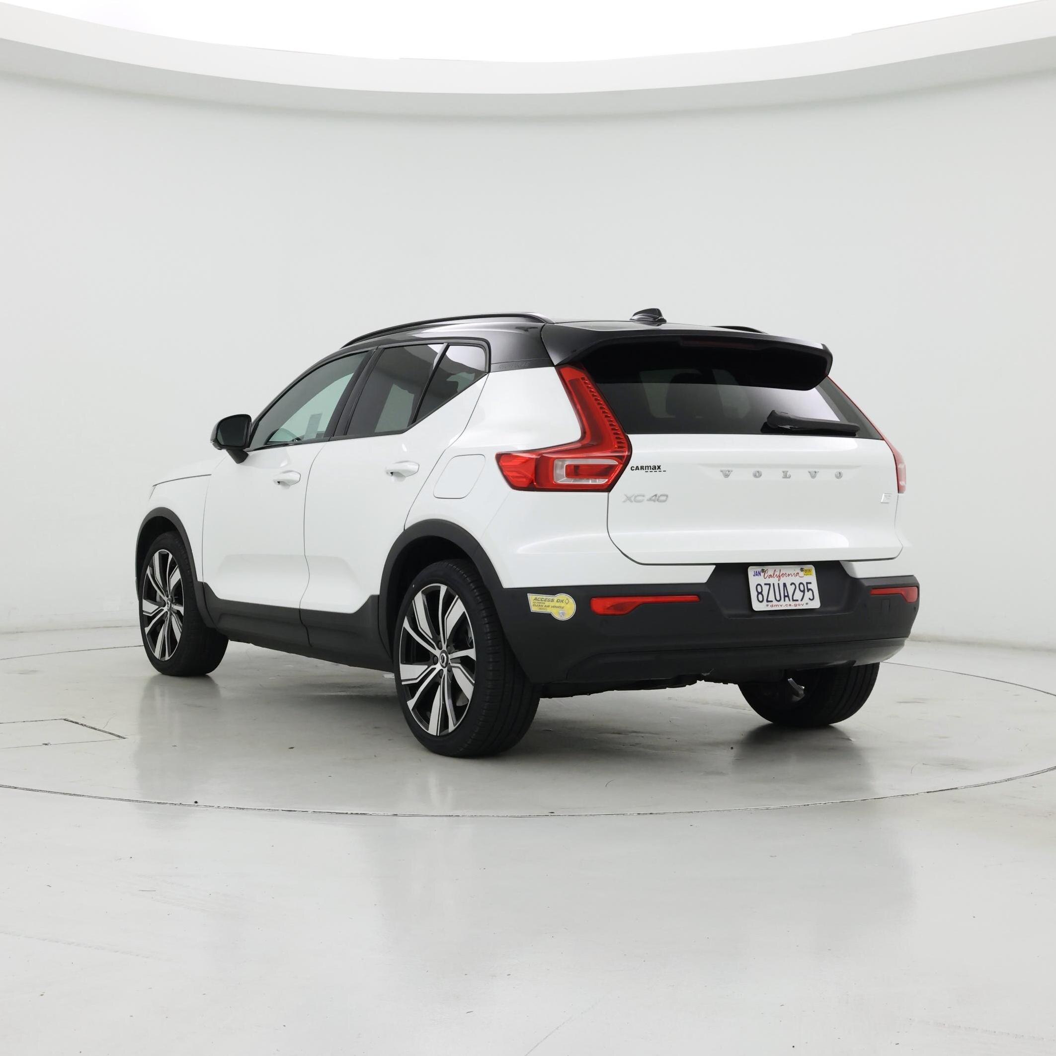 Thumbnail: 2022 Volvo XC40 - 2