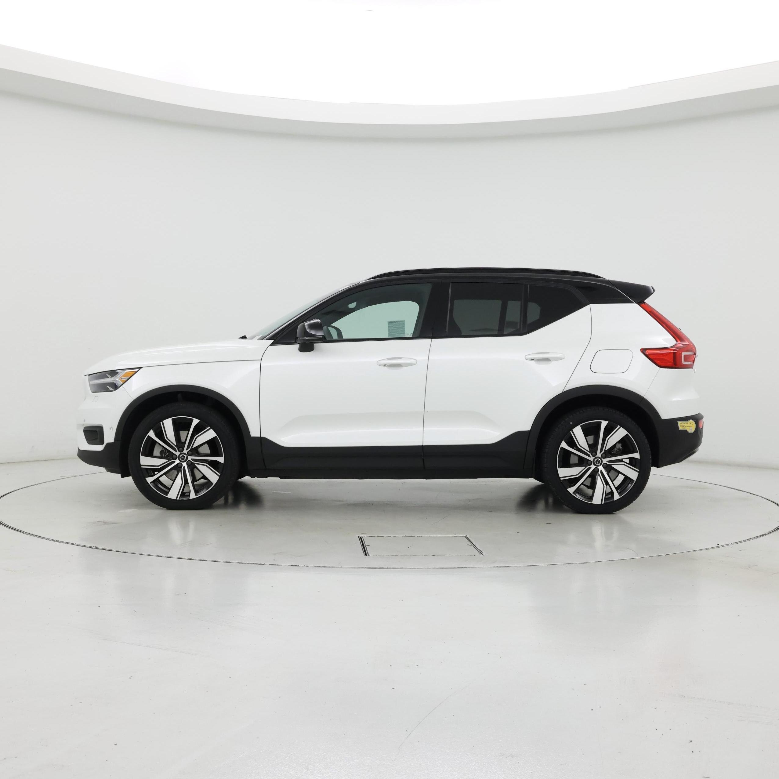 Thumbnail: 2022 Volvo XC40 - 3