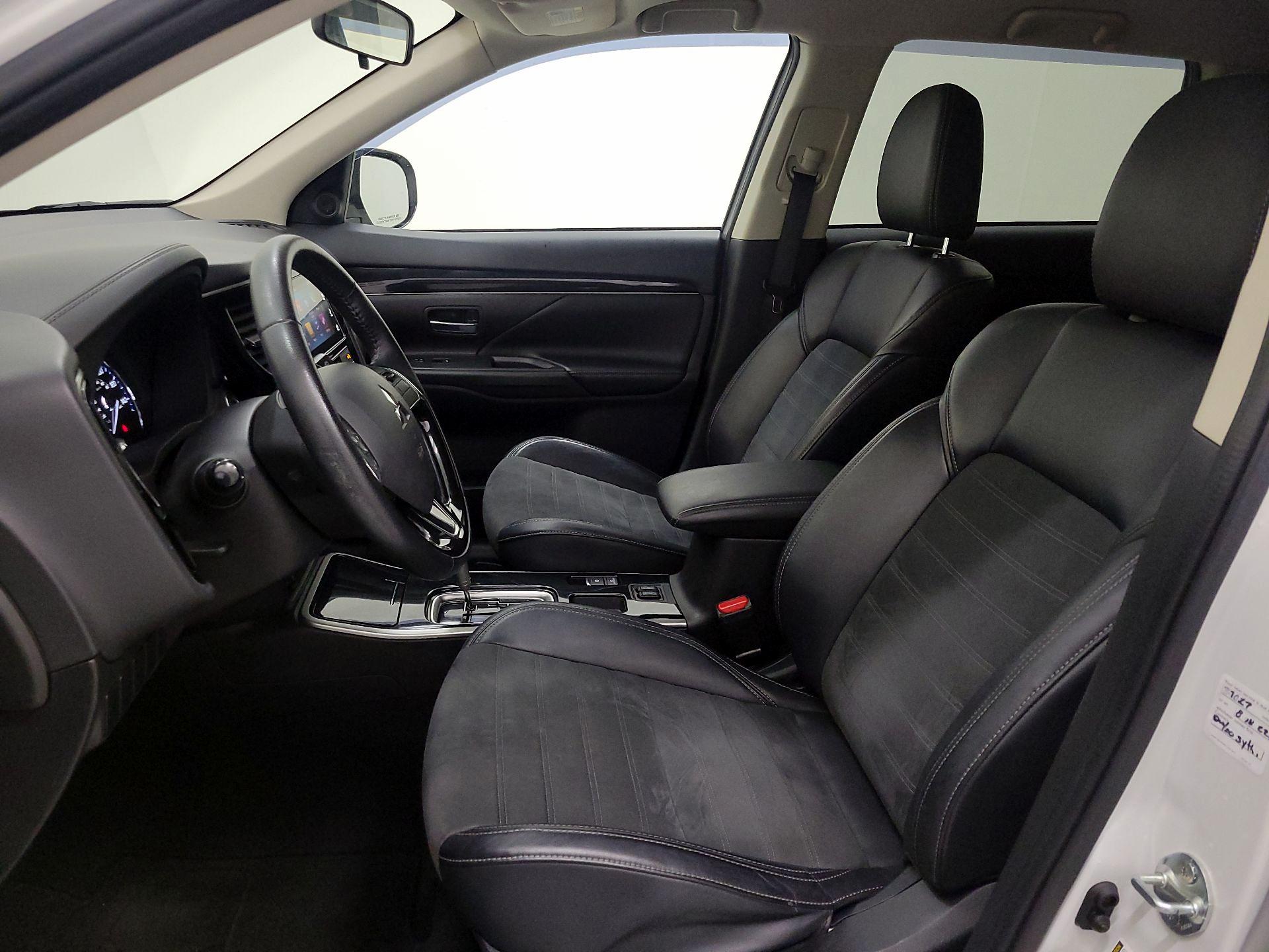 Thumbnail: 2019 Mitsubishi Outlander - 11