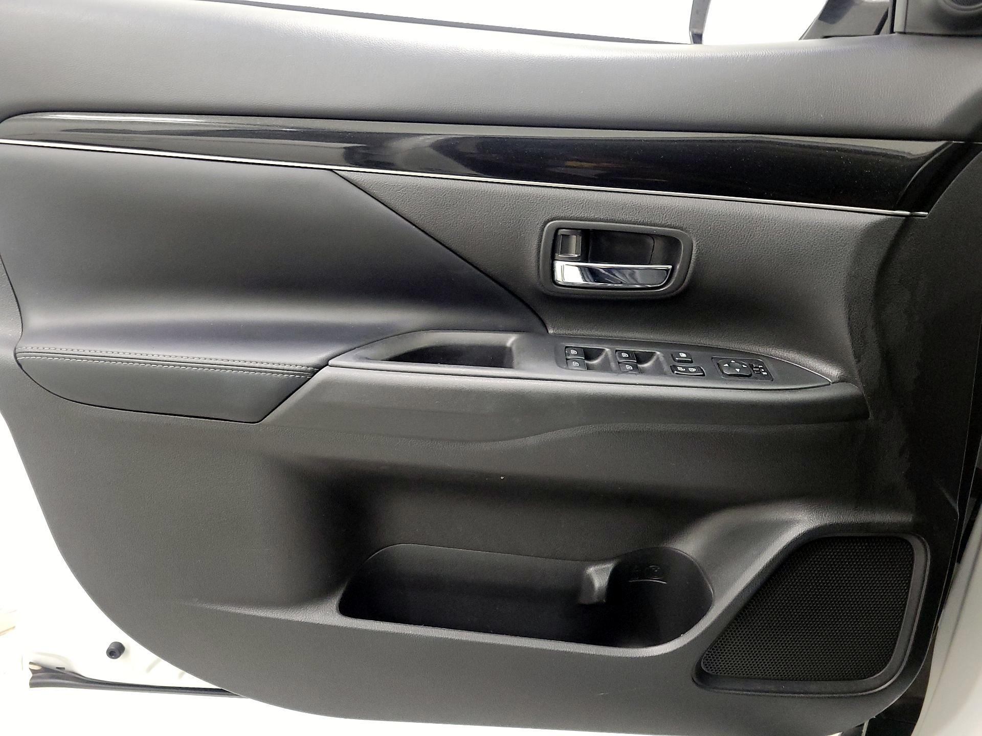 Thumbnail: 2019 Mitsubishi Outlander - 12