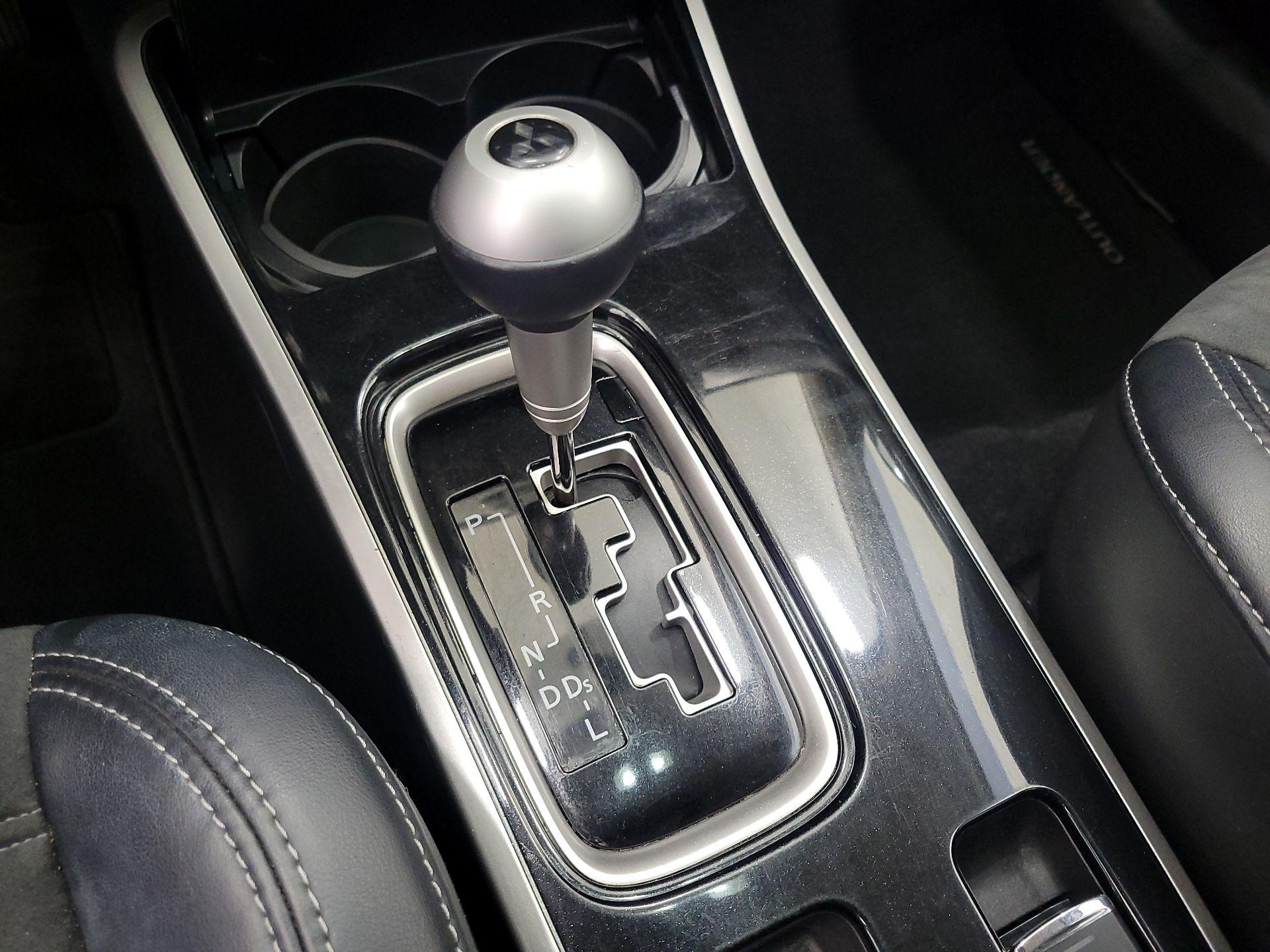 Thumbnail: 2019 Mitsubishi Outlander - 17