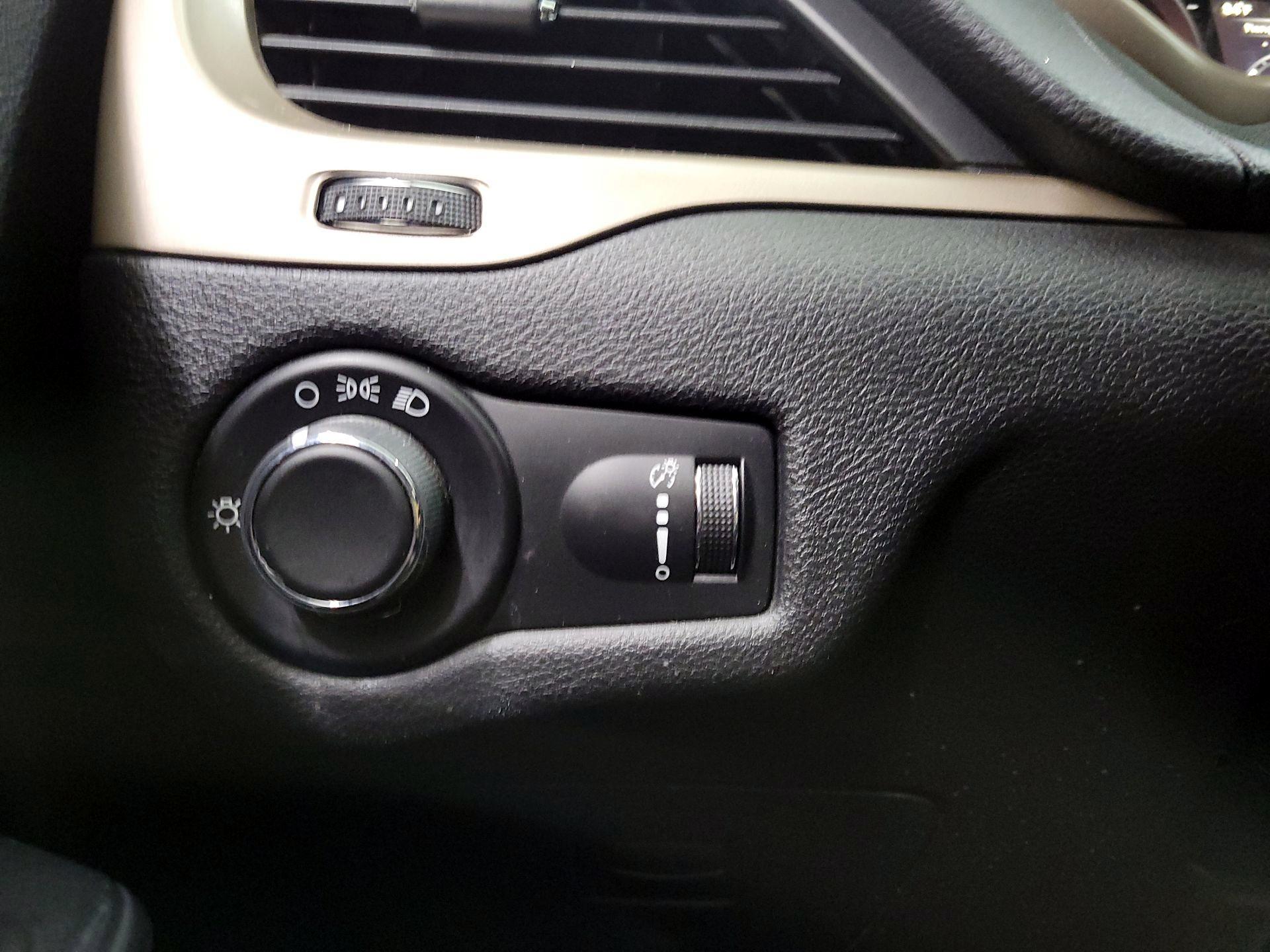 Thumbnail: 2016 Jeep Cherokee - 13