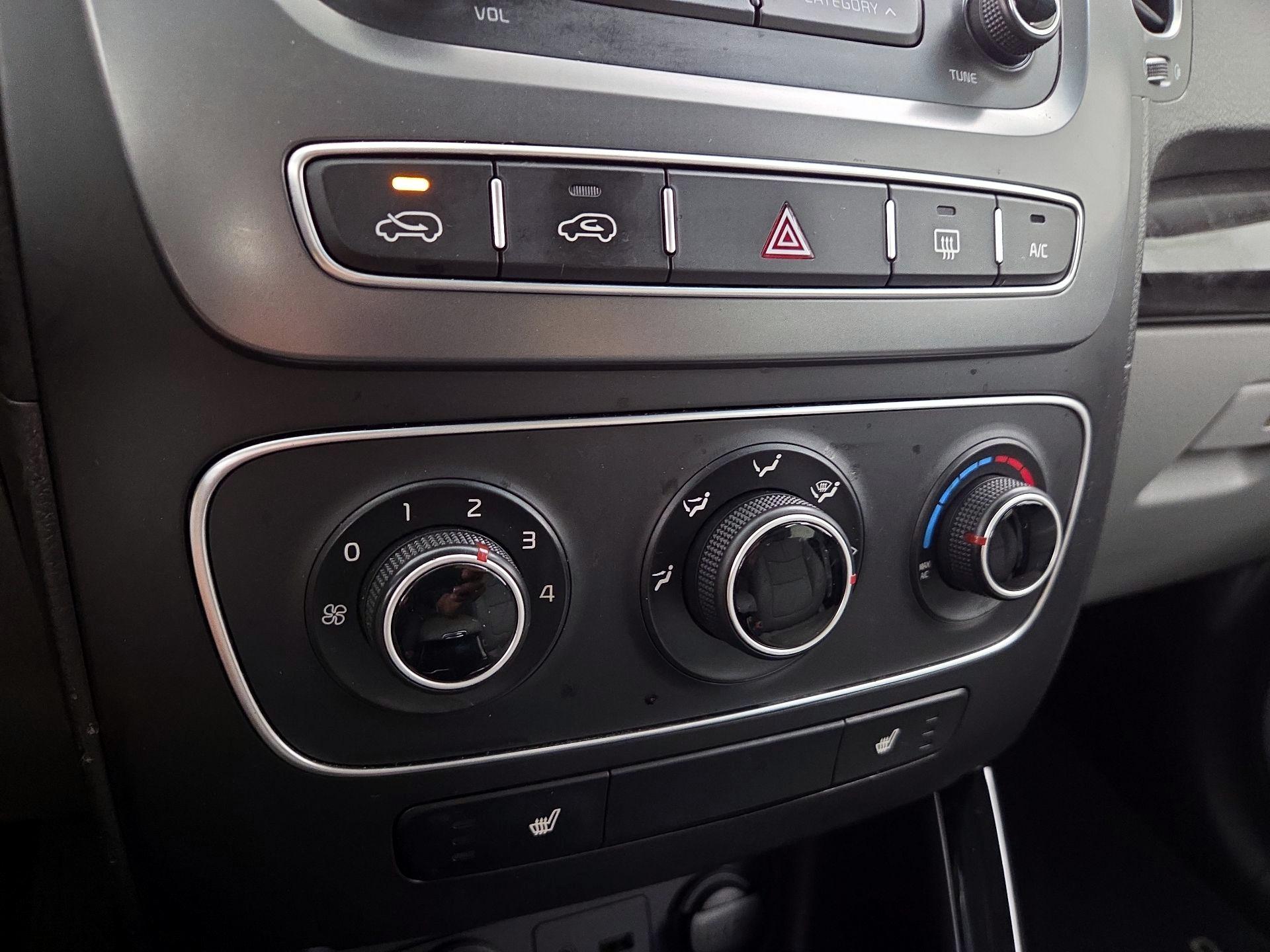 Thumbnail: 2015 Kia Sorento - 16