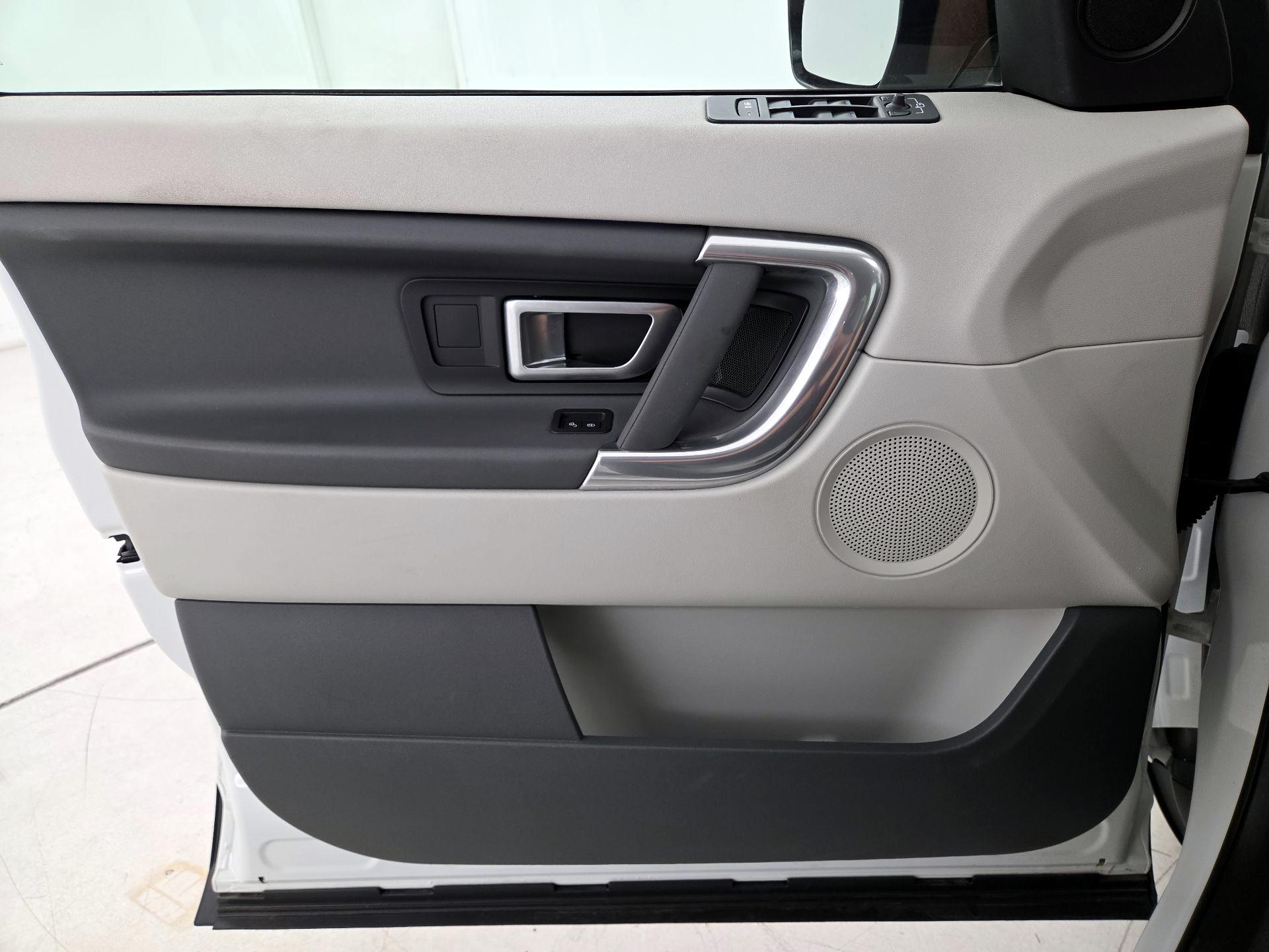 Thumbnail: 2019 Land Rover Discovery Sport - 12