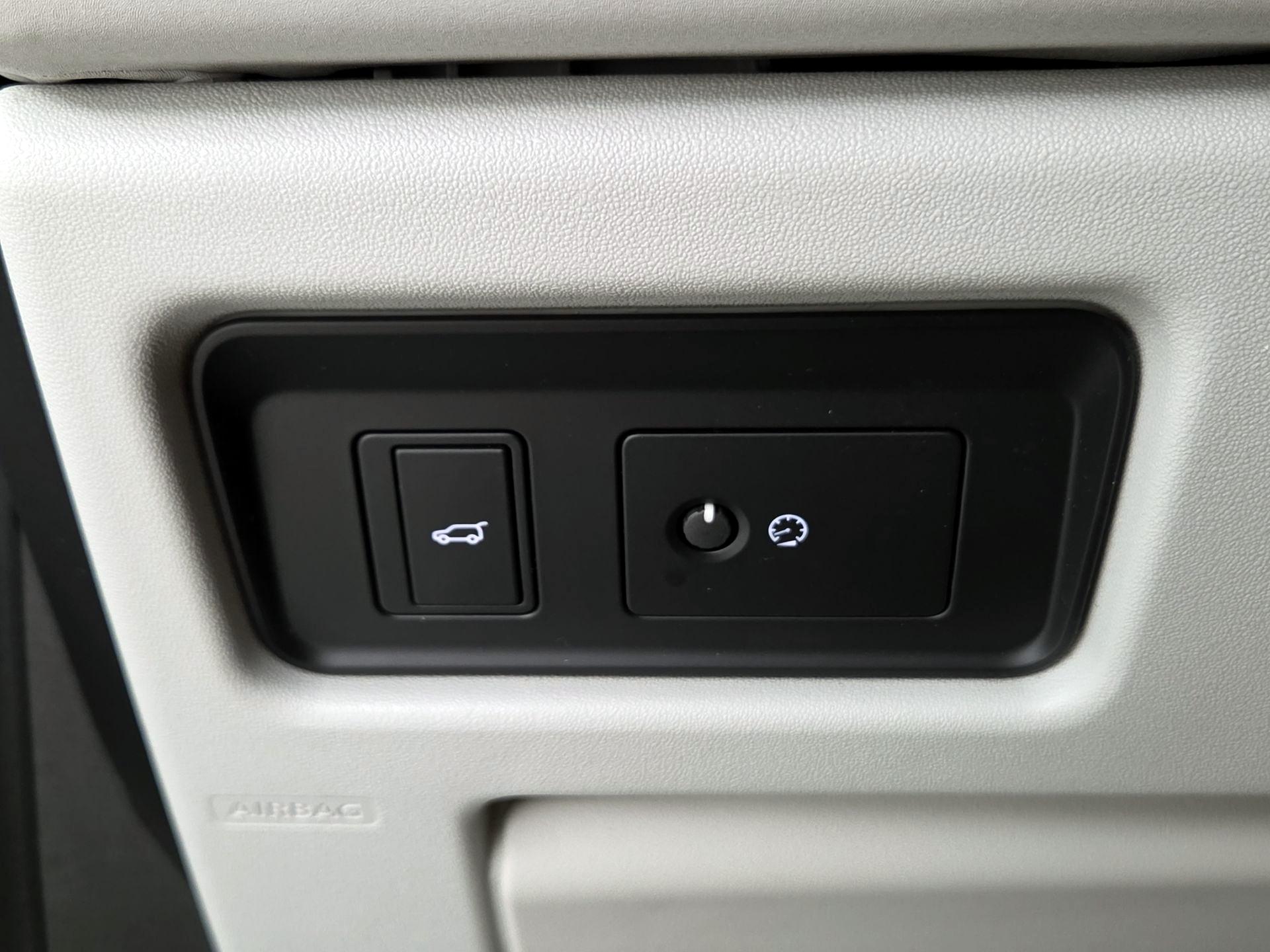Thumbnail: 2019 Land Rover Discovery Sport - 13
