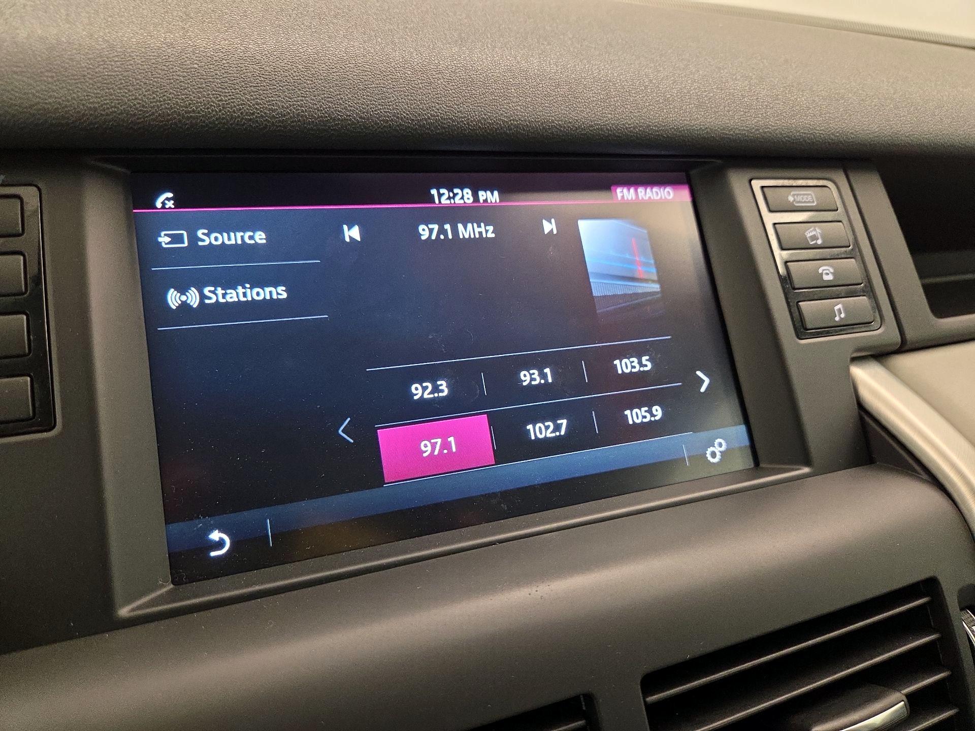 Thumbnail: 2019 Land Rover Discovery Sport - 15