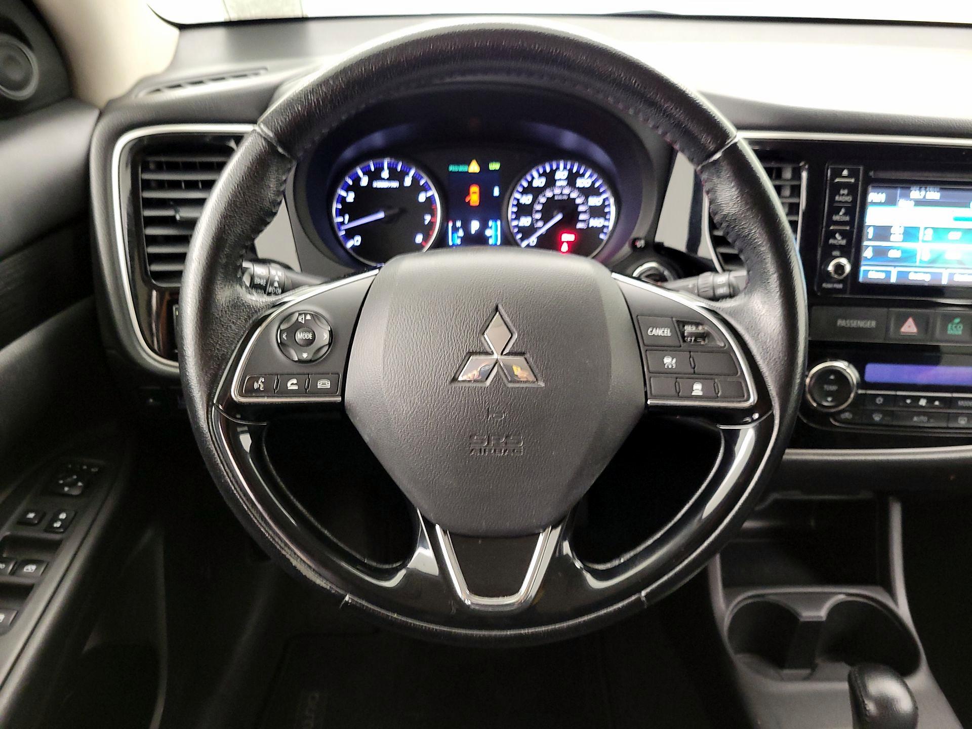 Thumbnail: 2016 Mitsubishi Outlander - 10