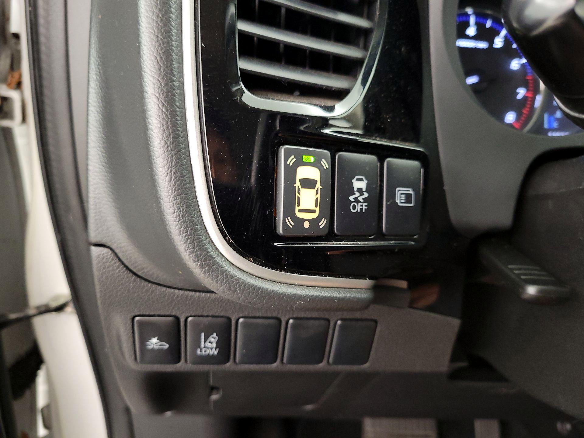 Thumbnail: 2016 Mitsubishi Outlander - 13
