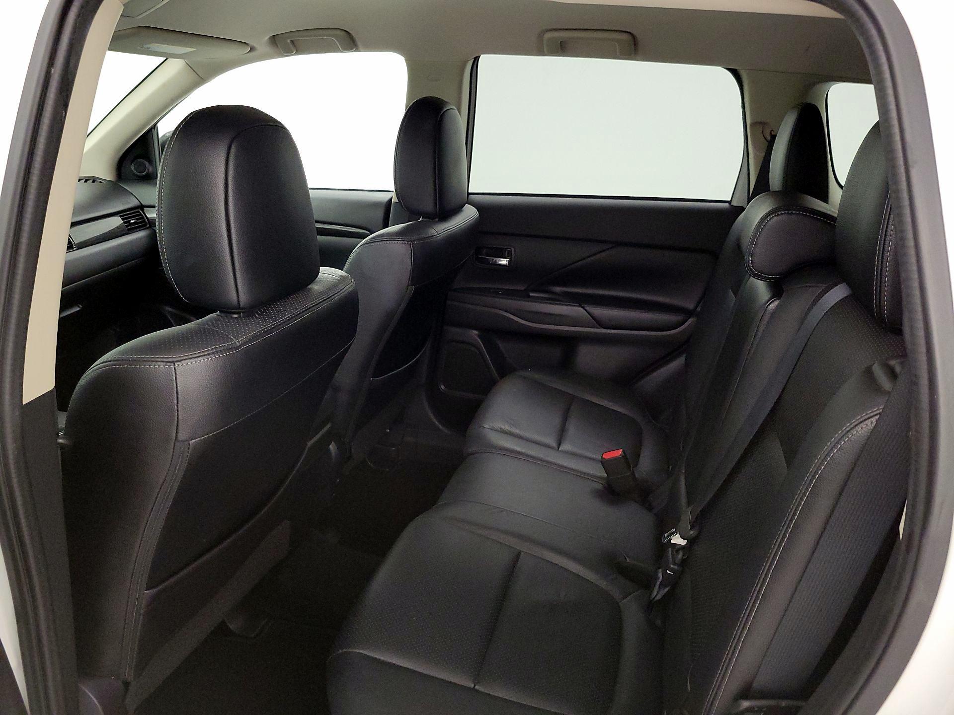 Thumbnail: 2016 Mitsubishi Outlander - 19