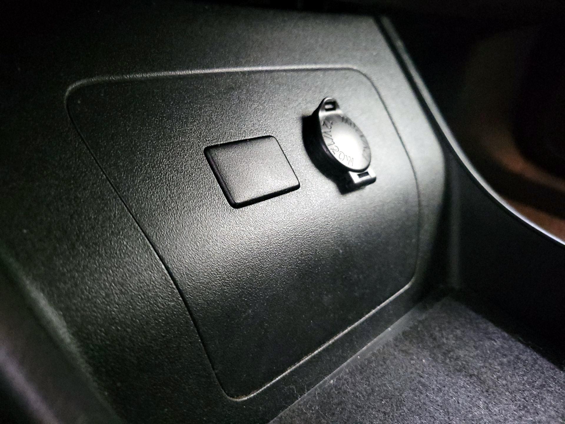 Thumbnail: 2015 Toyota Prius - 18