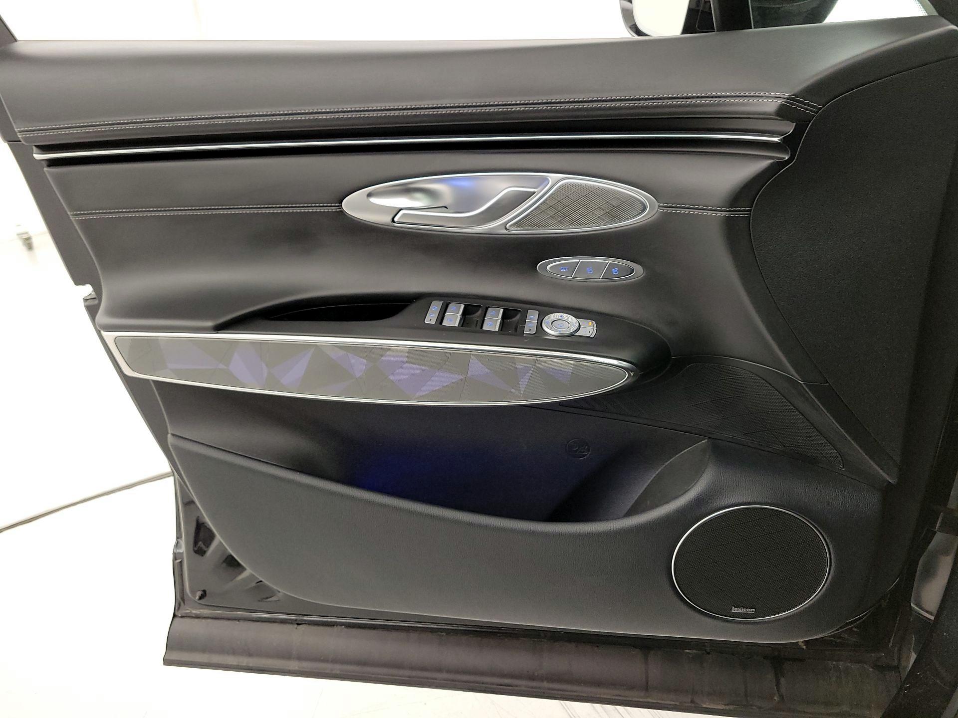 Thumbnail: 2025 Genesis GV70 - 12