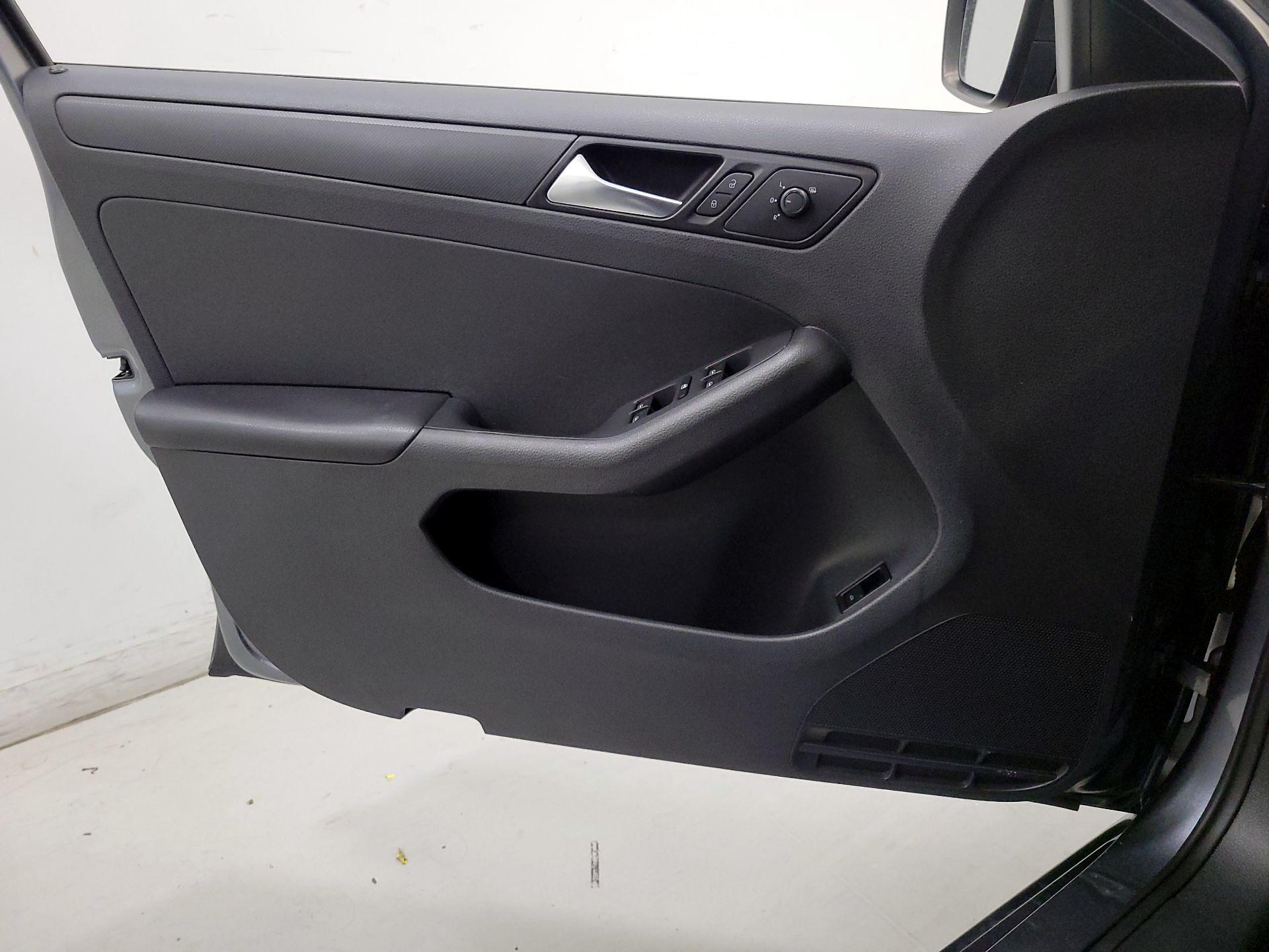 Thumbnail: 2015 Volkswagen Jetta - 12