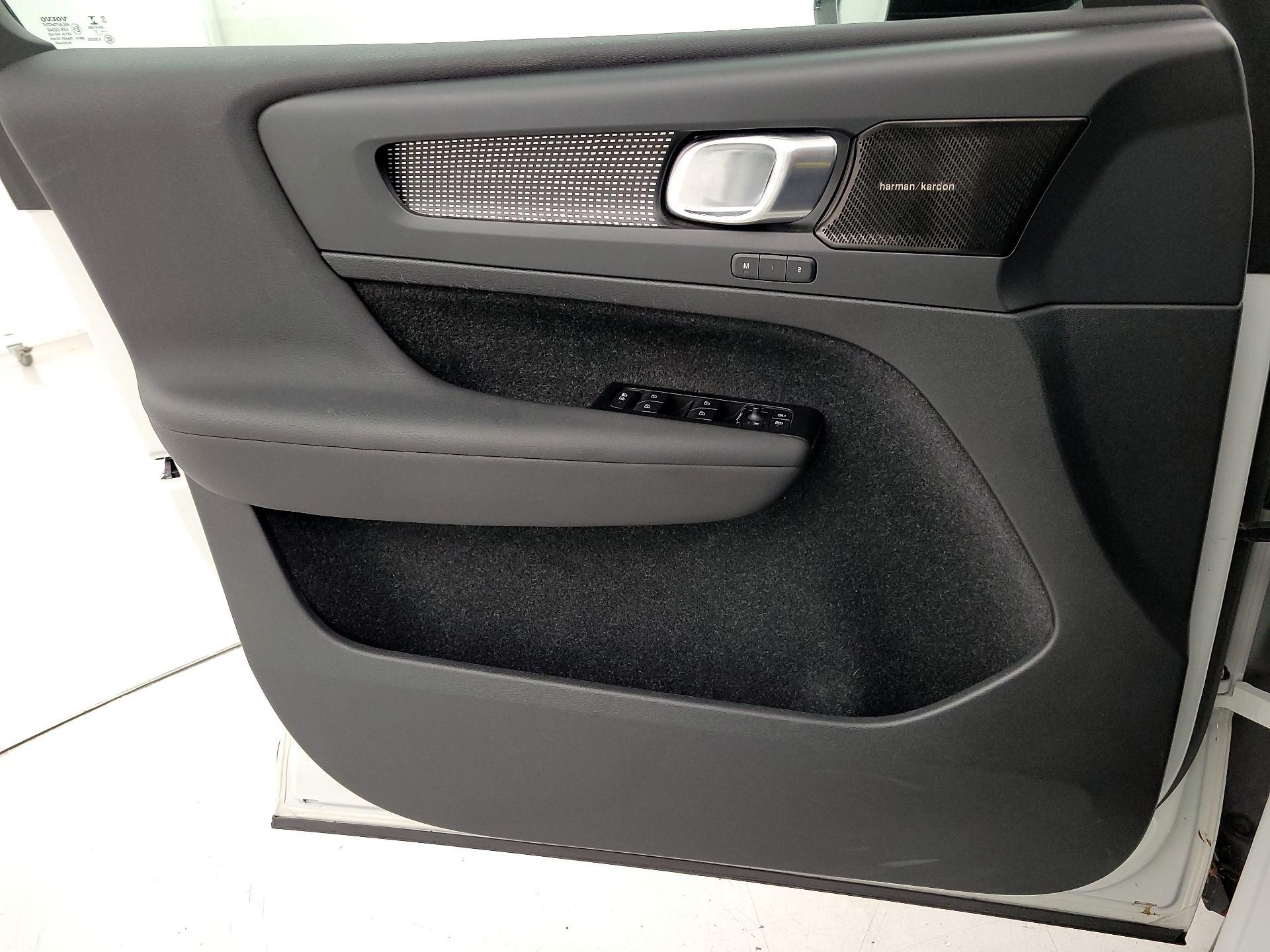 Thumbnail: 2021 Volvo XC40 - 12