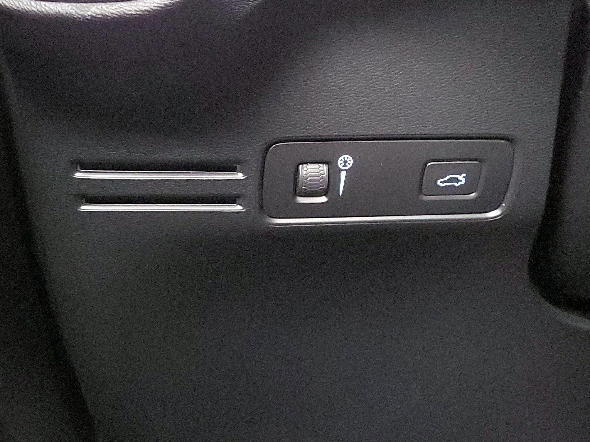 Thumbnail: 2021 Volvo XC40 - 13